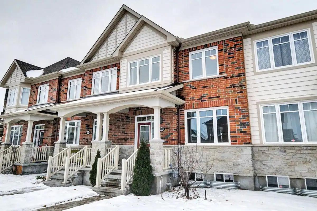 Modern Townhome Near Ottawa Attractions