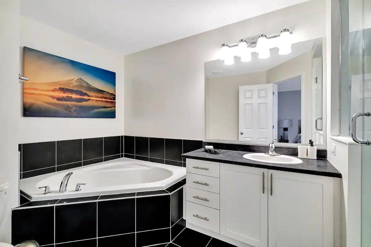 Modern Townhome Near Ottawa Attractions