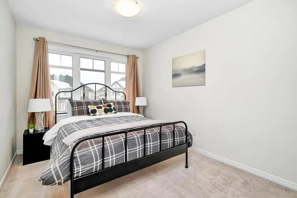 Modern Townhome Near Ottawa Attractions