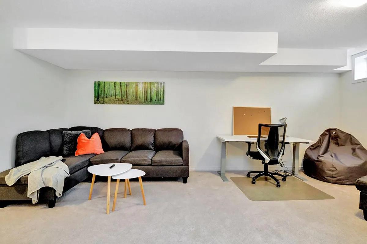 Modern Townhome Near Ottawa Attractions