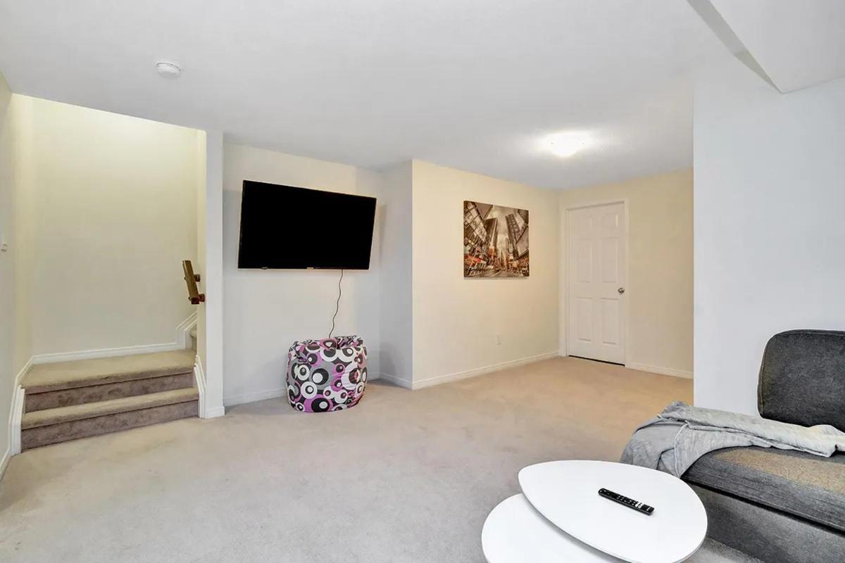 Modern Townhome Near Ottawa Attractions