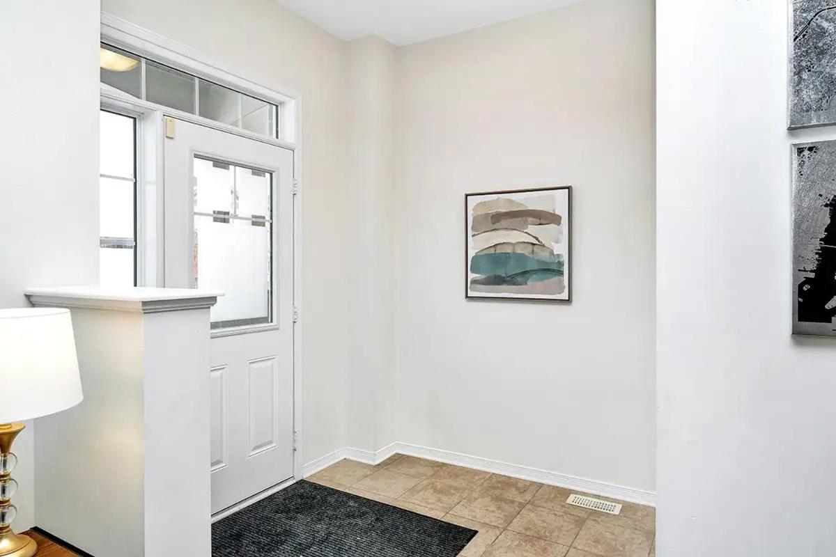 Modern Townhome Near Ottawa Attractions