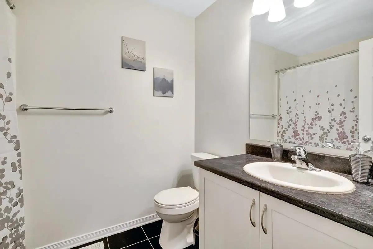 Modern Townhome Near Ottawa Attractions