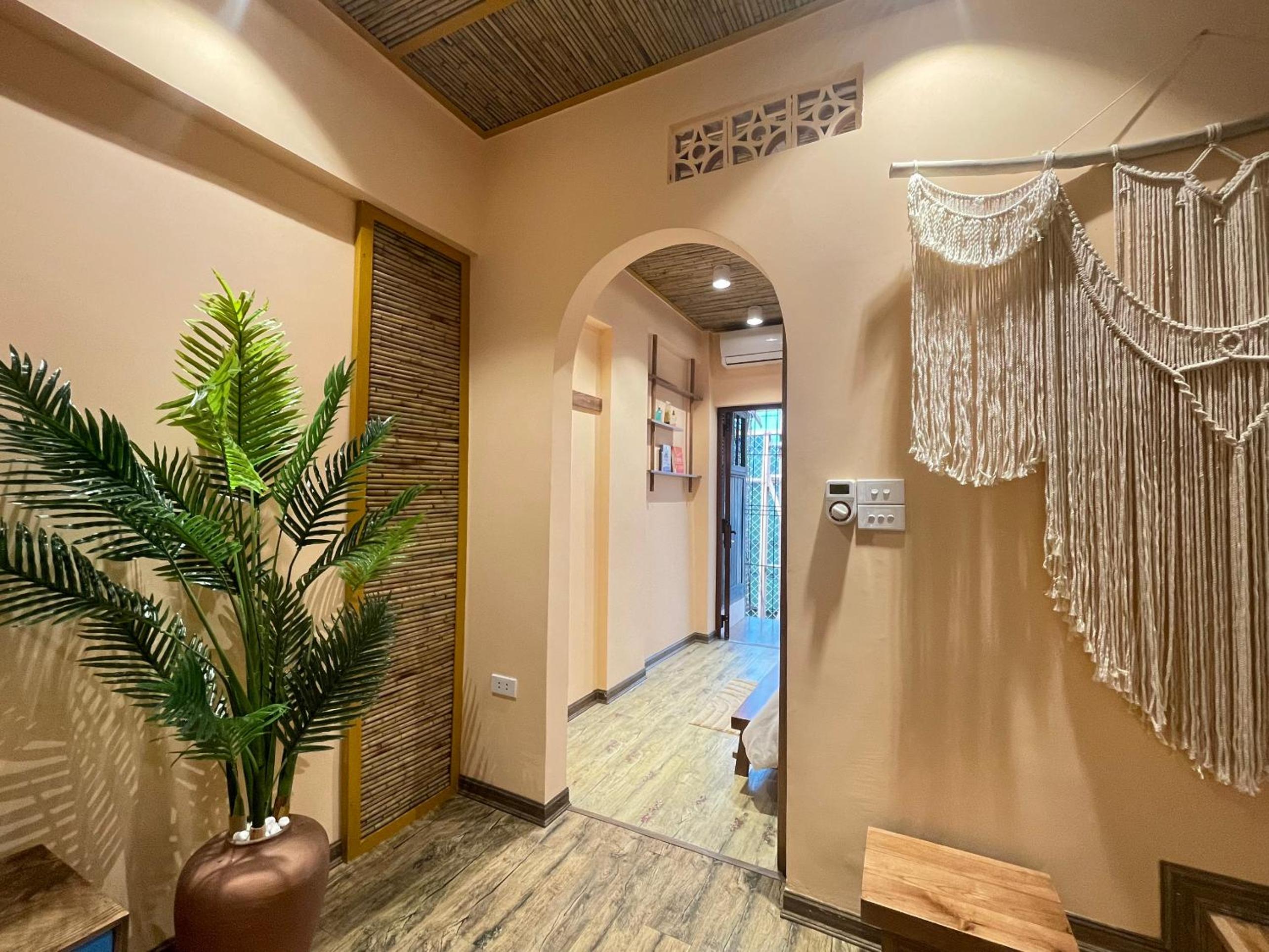 Quiet Private Apartment, 5' to Hoan Kiem Lake, 2 Balconies, 1 Bedroom, Free WIFI - NETFLIX, Zeit Home 506