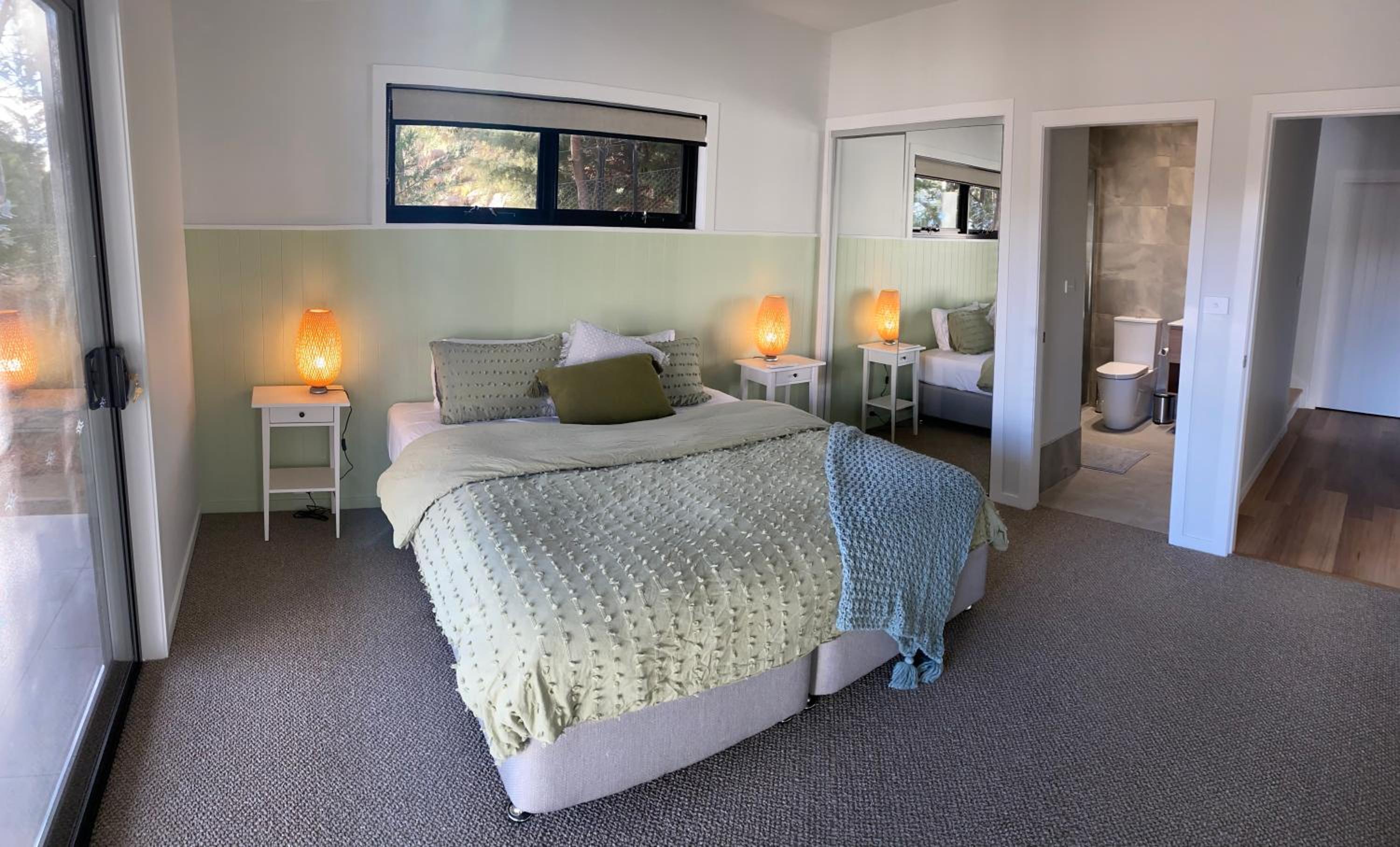 Jindabyne House 2, Modern 3 bedroom home, lake & mountain views with fireplace