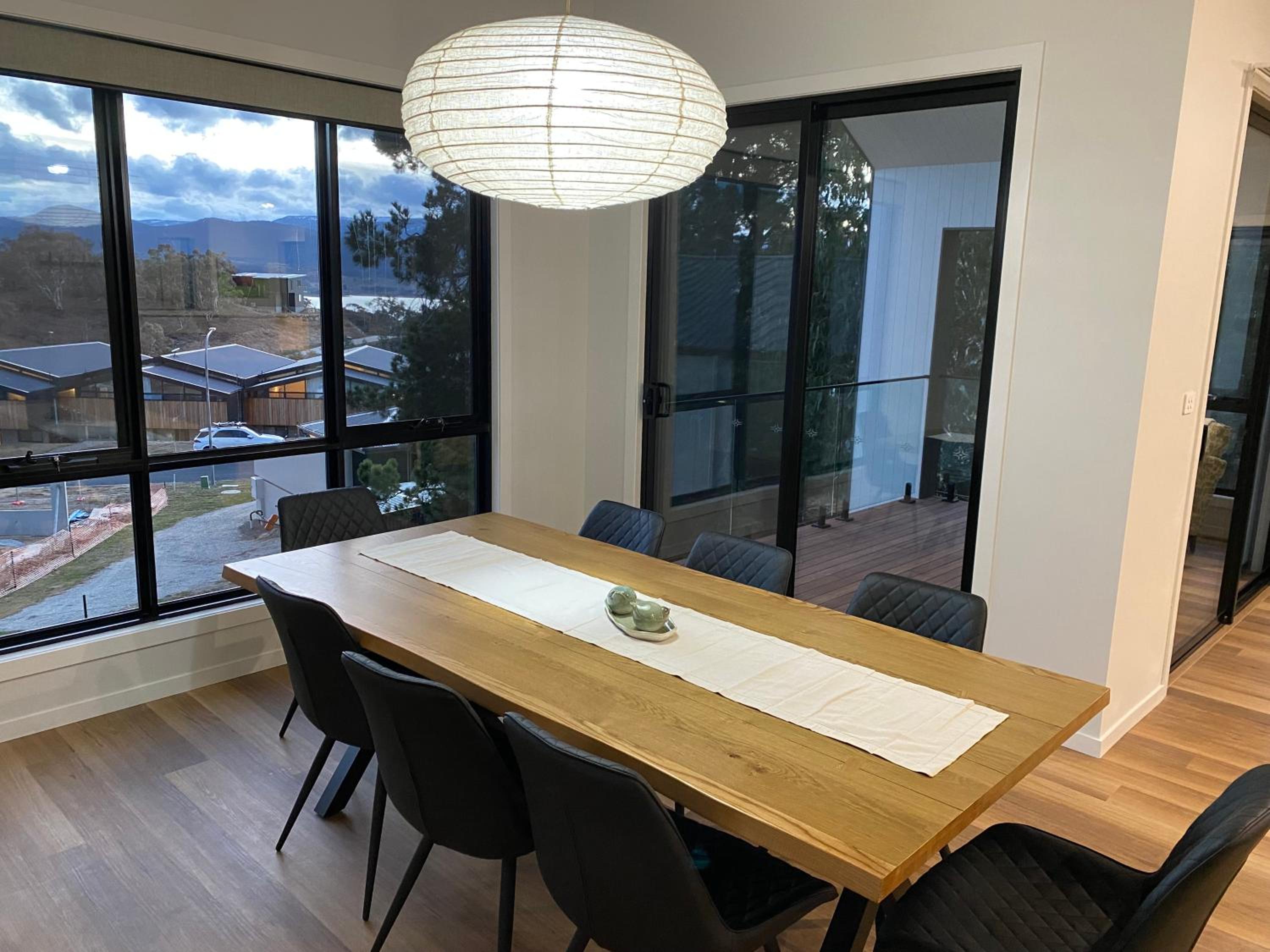 Jindabyne House 2, Modern 3 bedroom home, lake & mountain views with fireplace