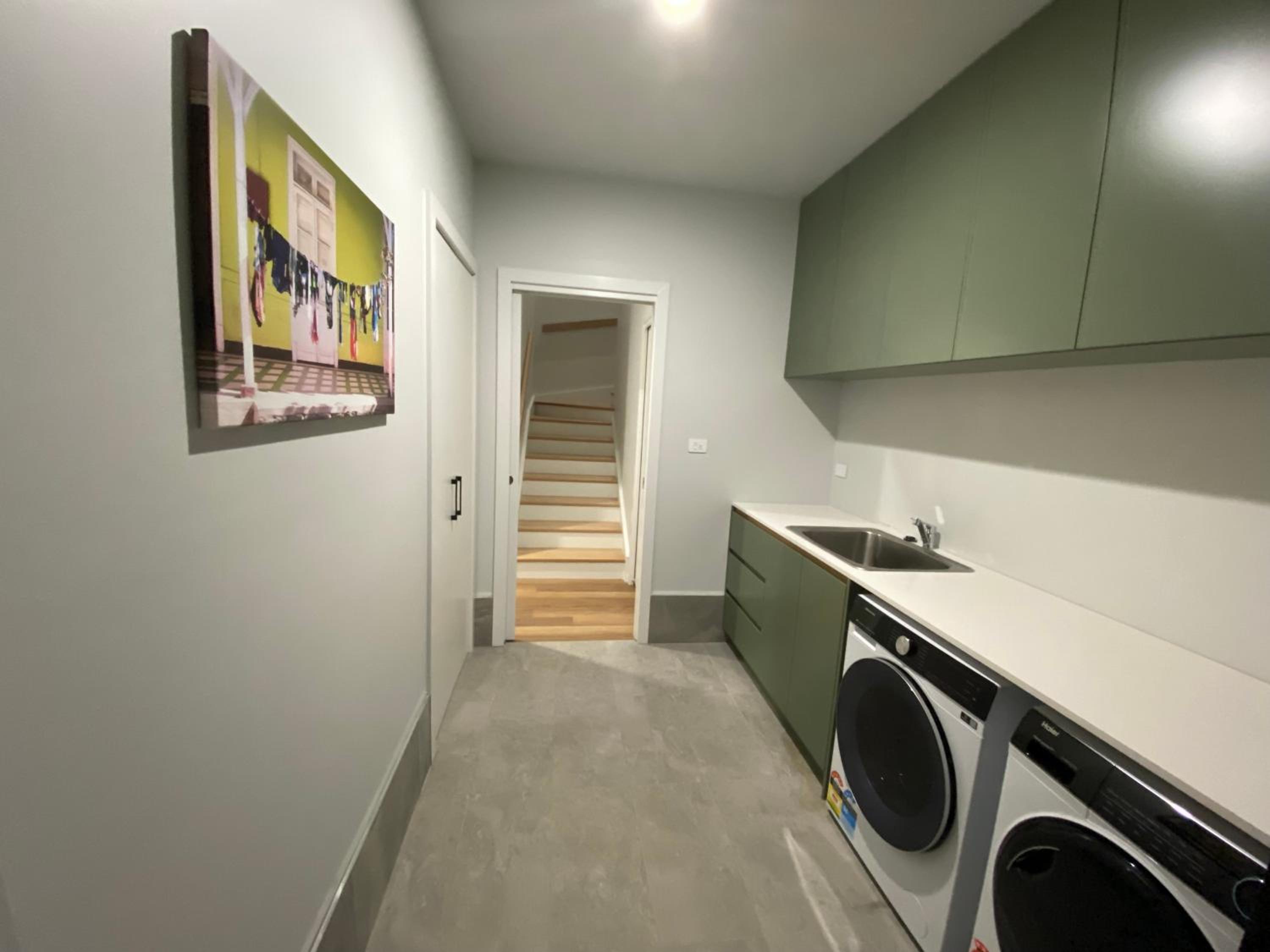 Jindabyne House 2, Modern 3 bedroom home, lake & mountain views with fireplace
