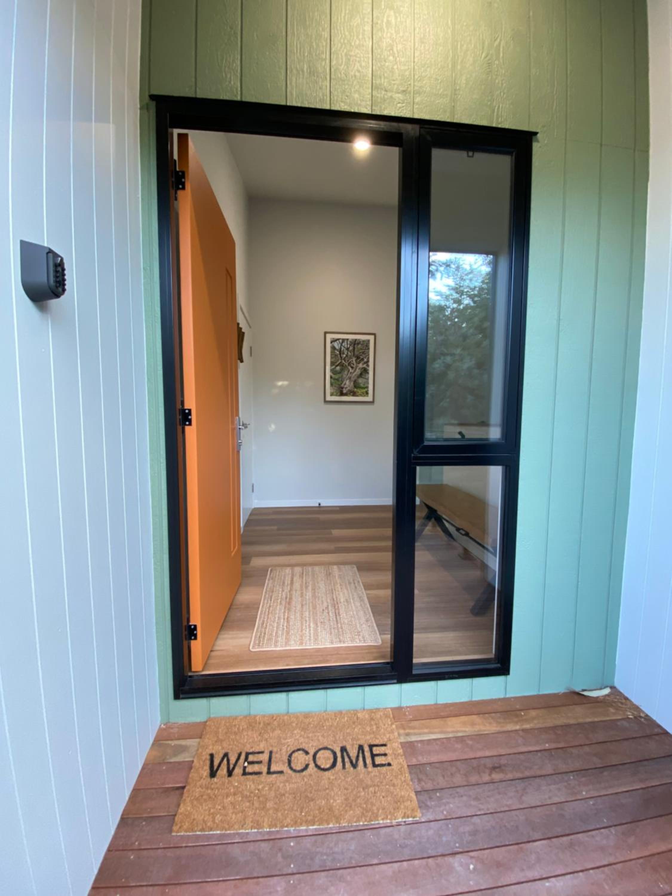 Jindabyne House 2, Modern 3 bedroom home, lake & mountain views with fireplace