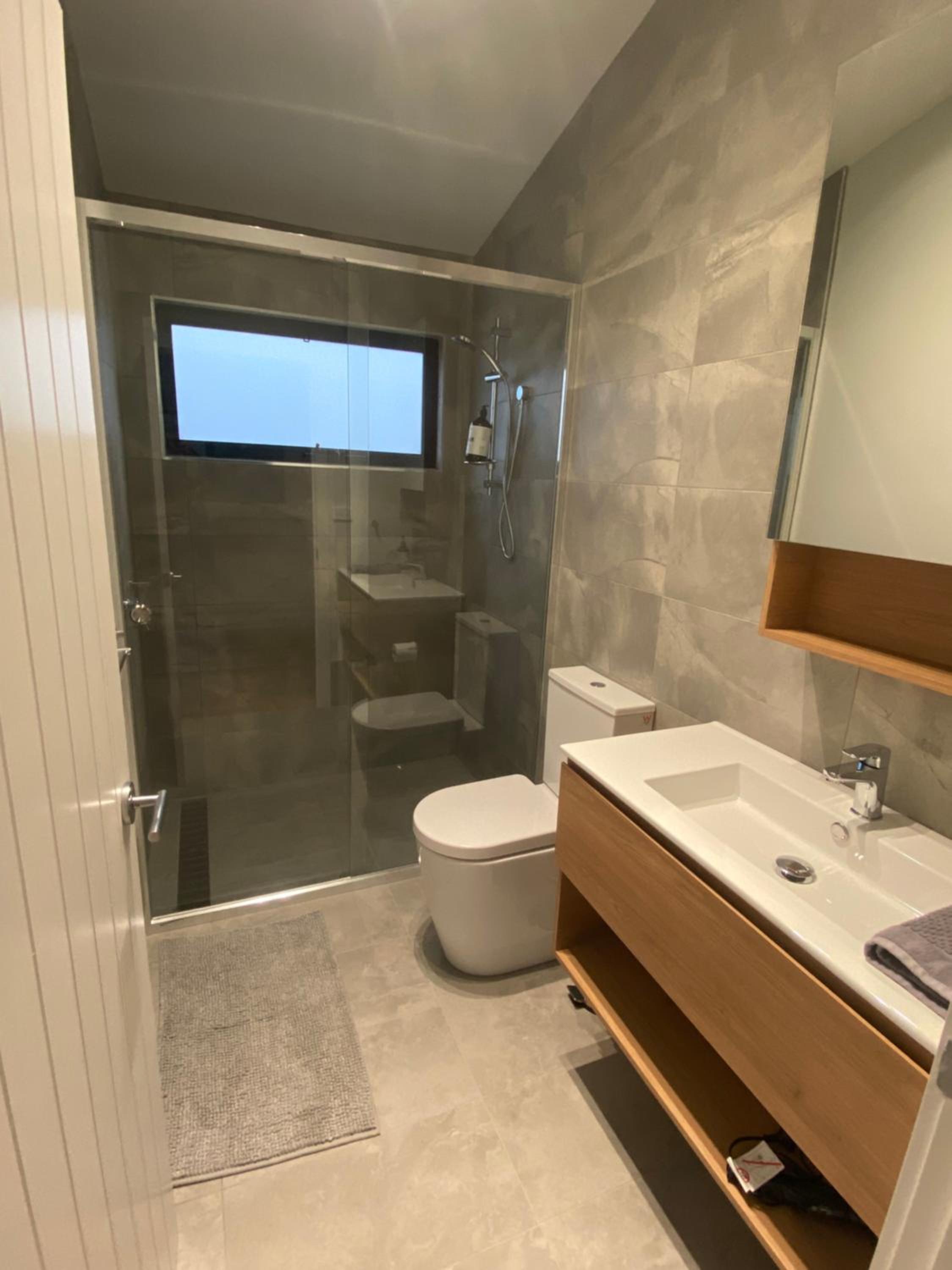 Jindabyne House 2, Modern 3 bedroom home, lake & mountain views with fireplace