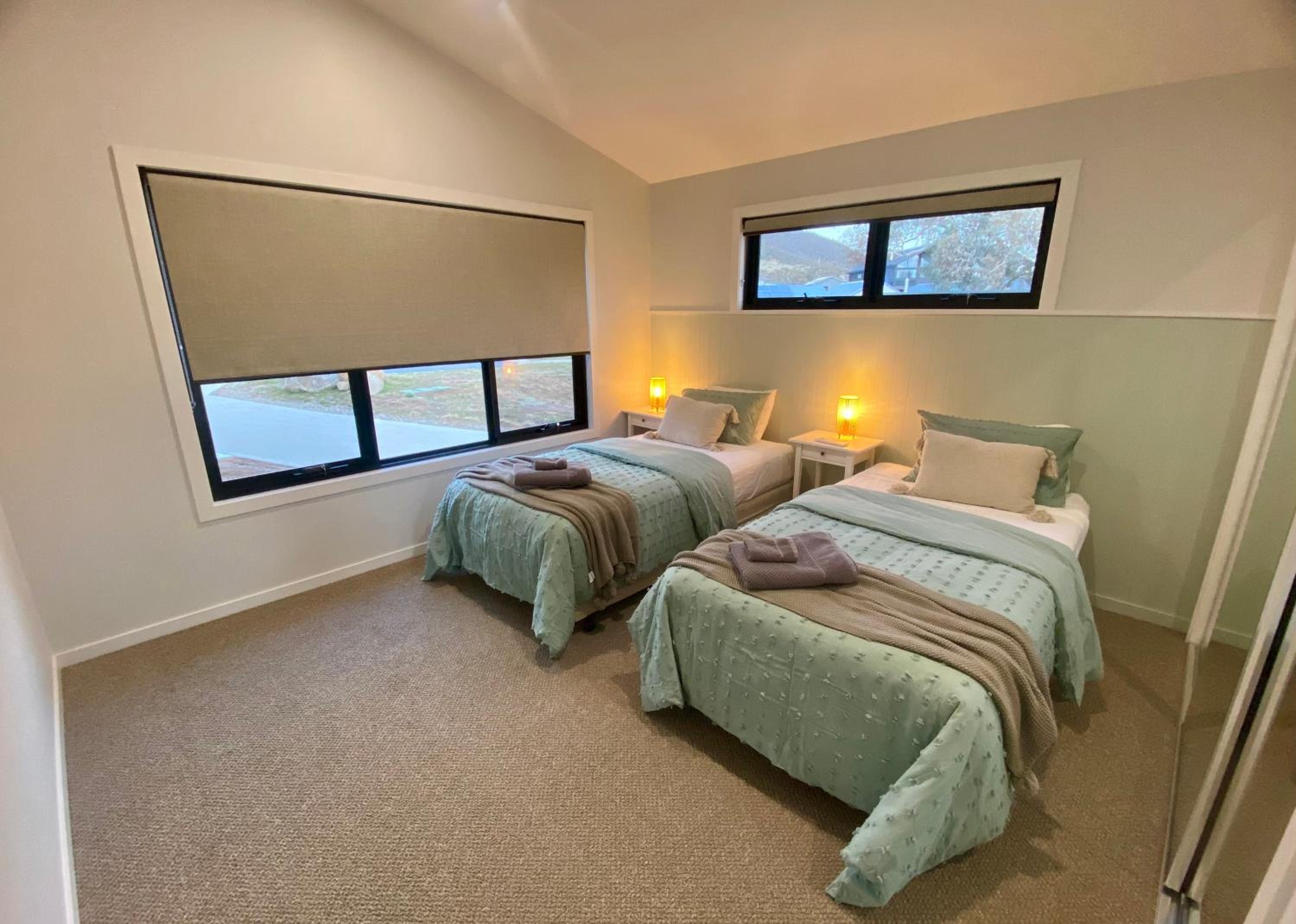 Jindabyne House 2, Modern 3 bedroom home, lake & mountain views with fireplace
