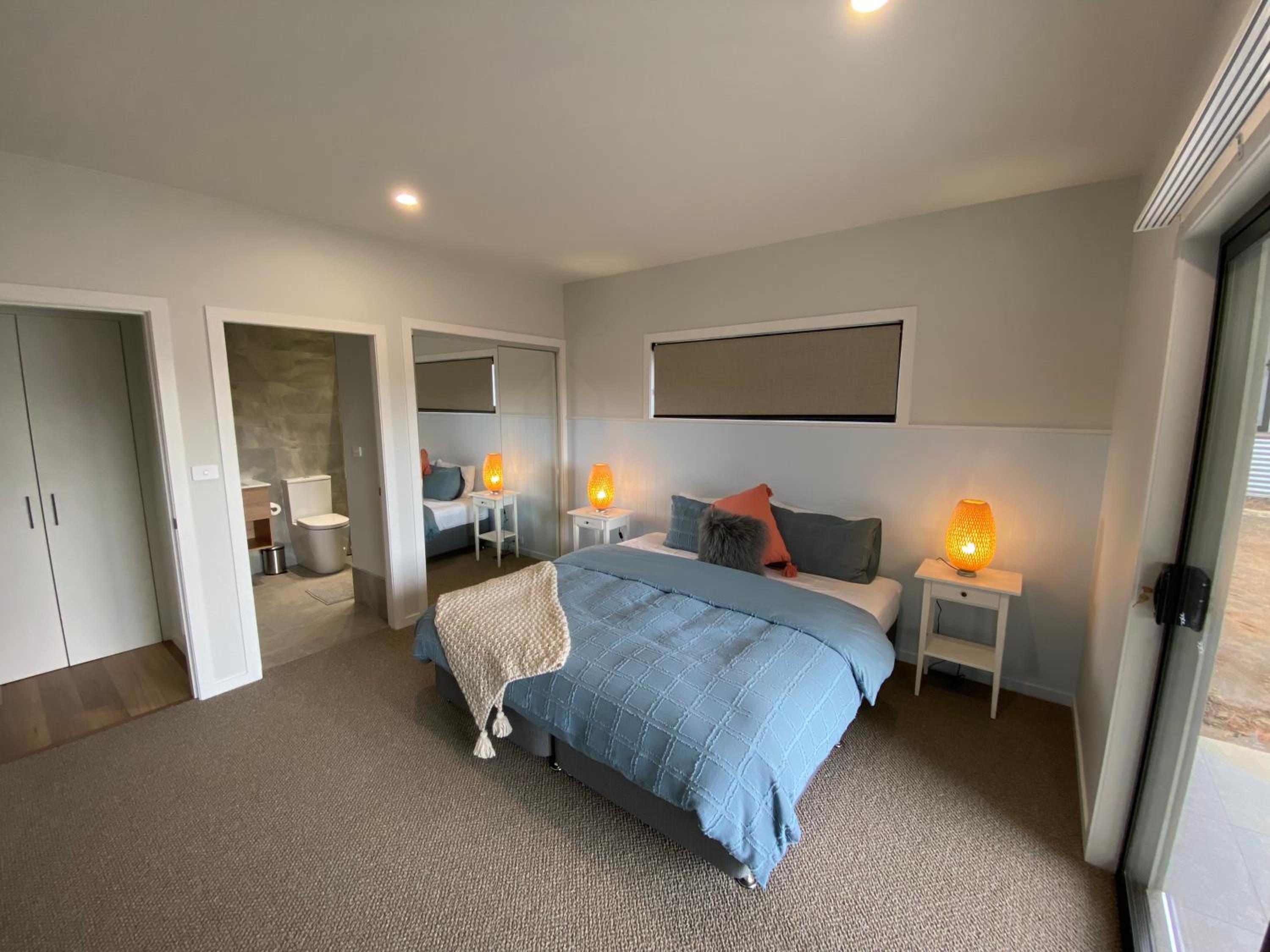 Jindabyne House 2, Modern 3 bedroom home, lake & mountain views with fireplace