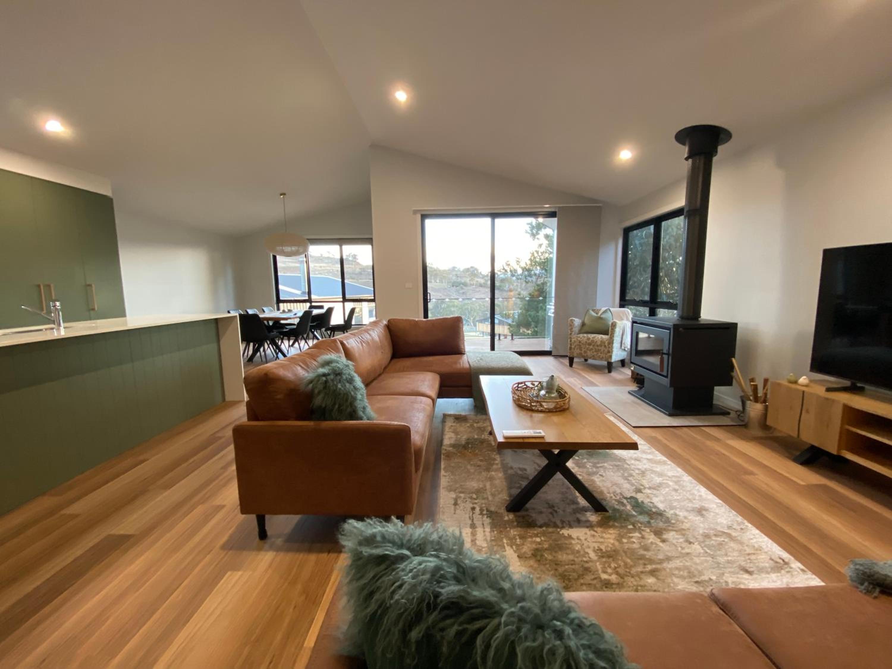 Jindabyne House 2, Modern 3 bedroom home, lake & mountain views with fireplace