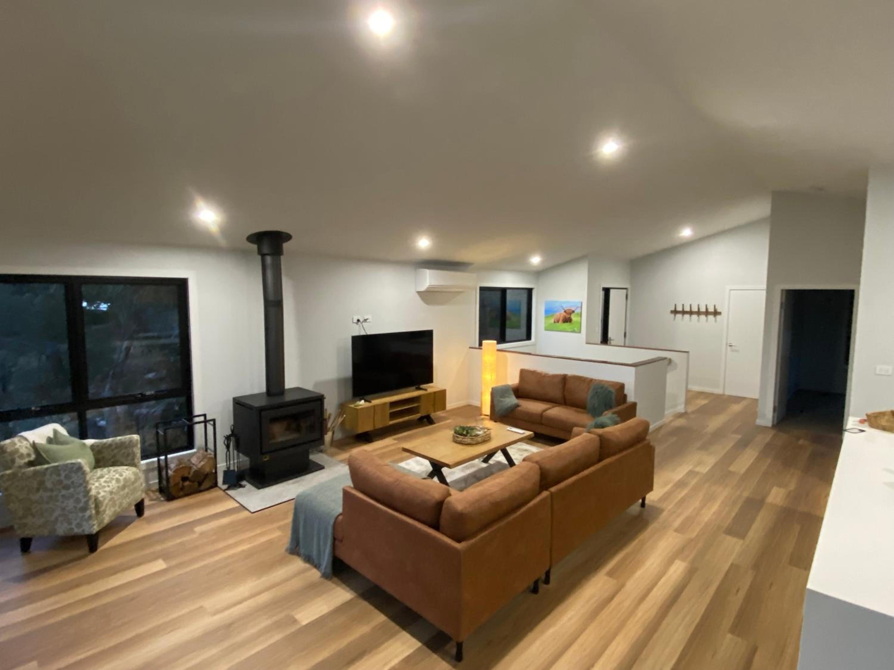 Jindabyne House 2, Modern 3 bedroom home, lake & mountain views with fireplace