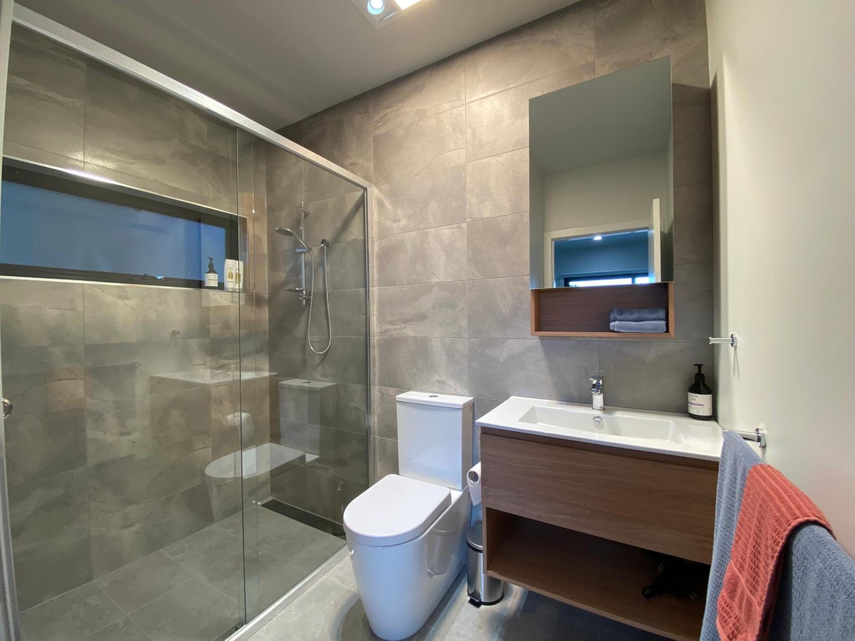 Jindabyne House 2, Modern 3 bedroom home, lake & mountain views with fireplace