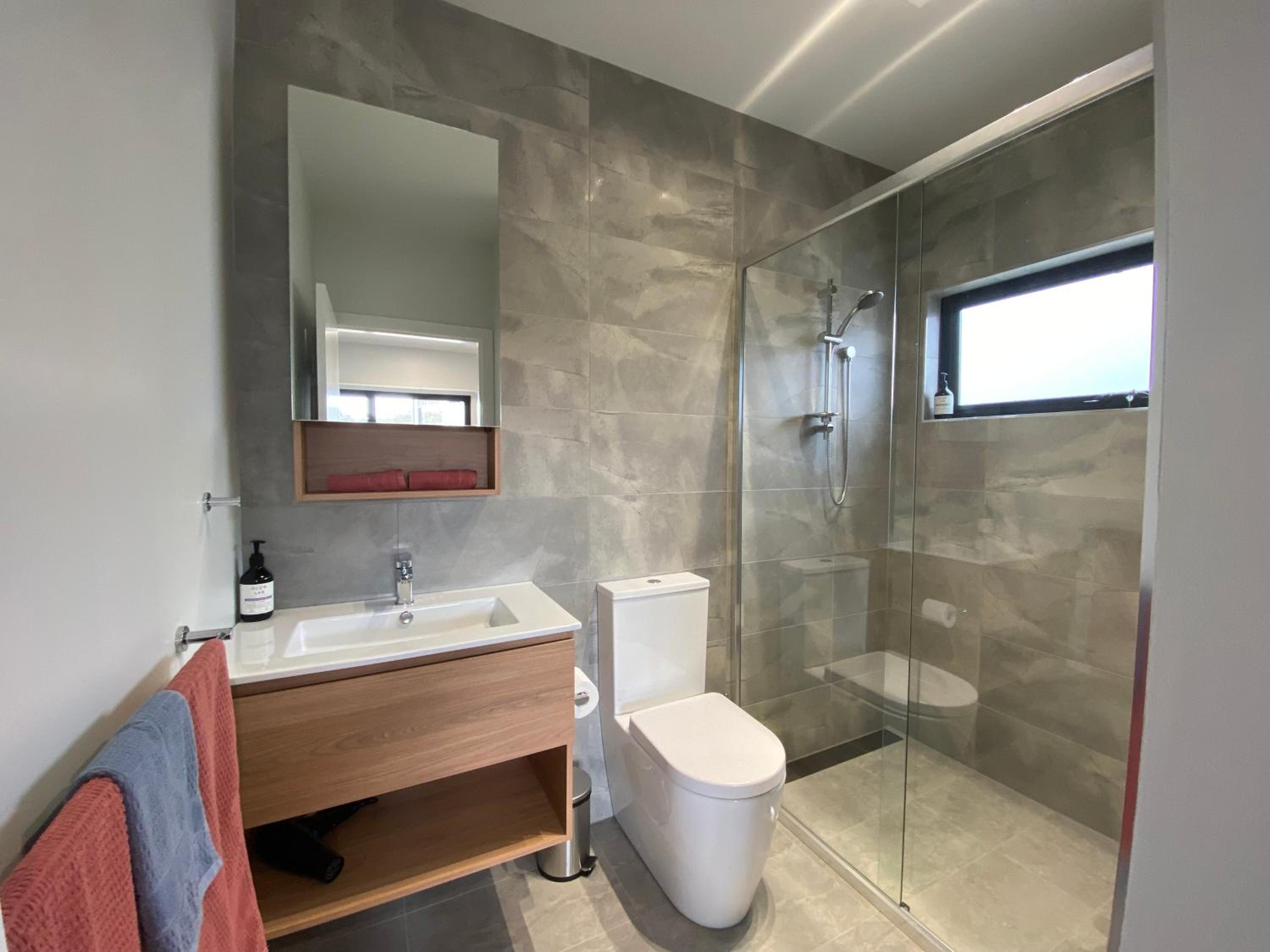 Jindabyne House 2, Modern 3 bedroom home, lake & mountain views with fireplace