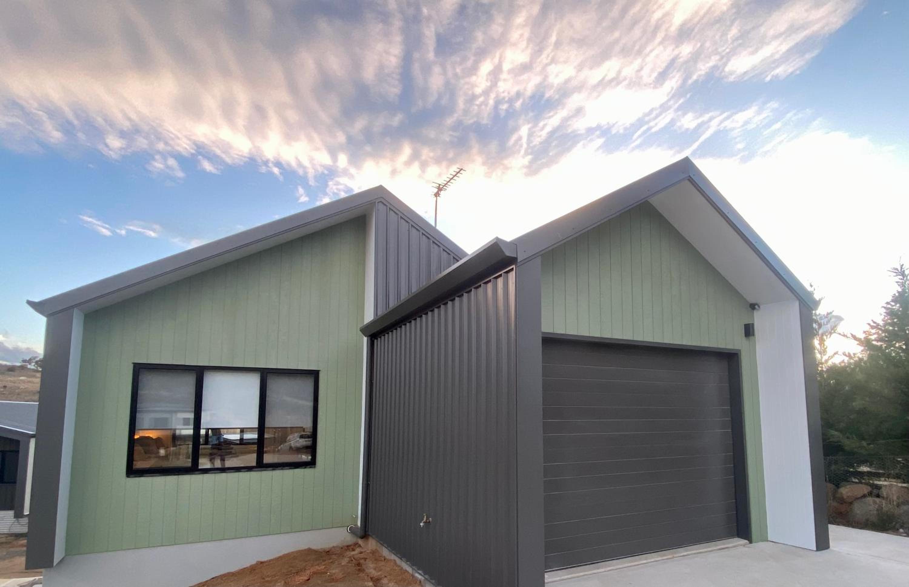 Jindabyne House 2, Modern 3 bedroom home, lake & mountain views with fireplace