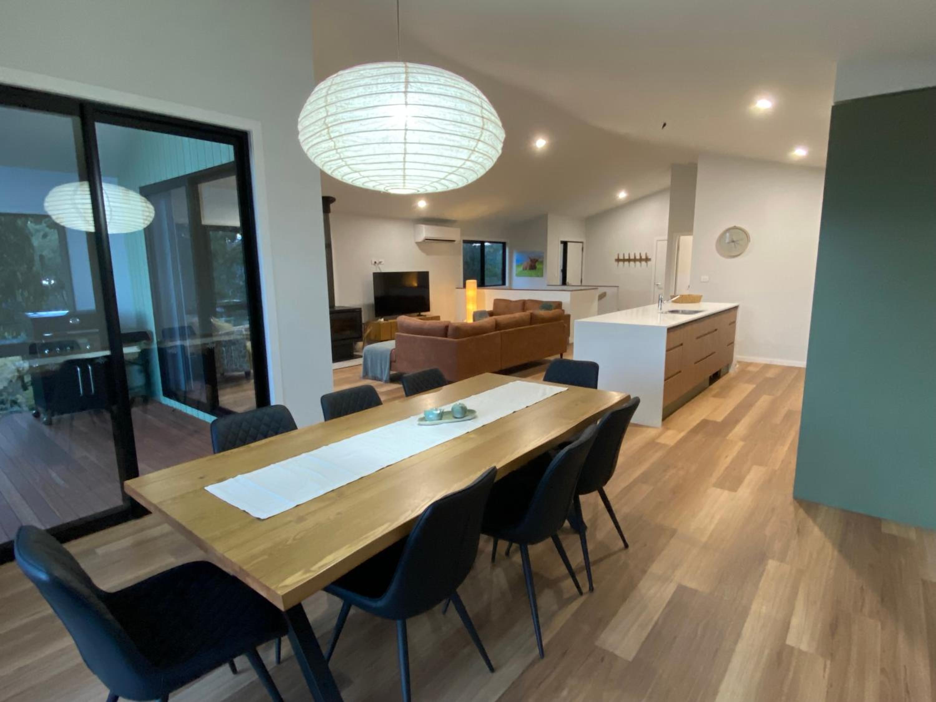 Jindabyne House 2, Modern 3 bedroom home, lake & mountain views with fireplace