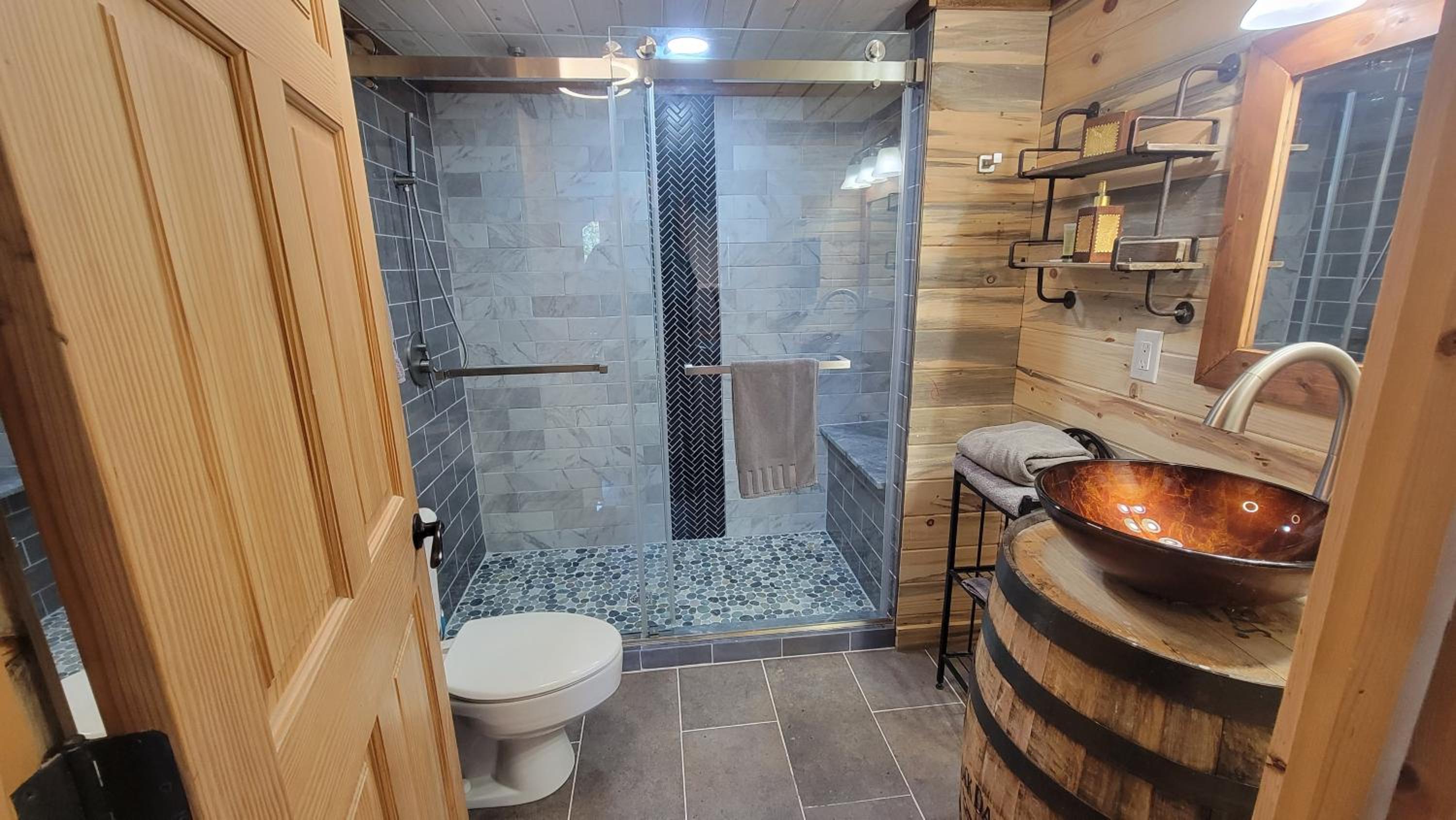 Bear Necessities, Luxury 5bd MTN VIEWS, hot tub, many bear sightings view 5