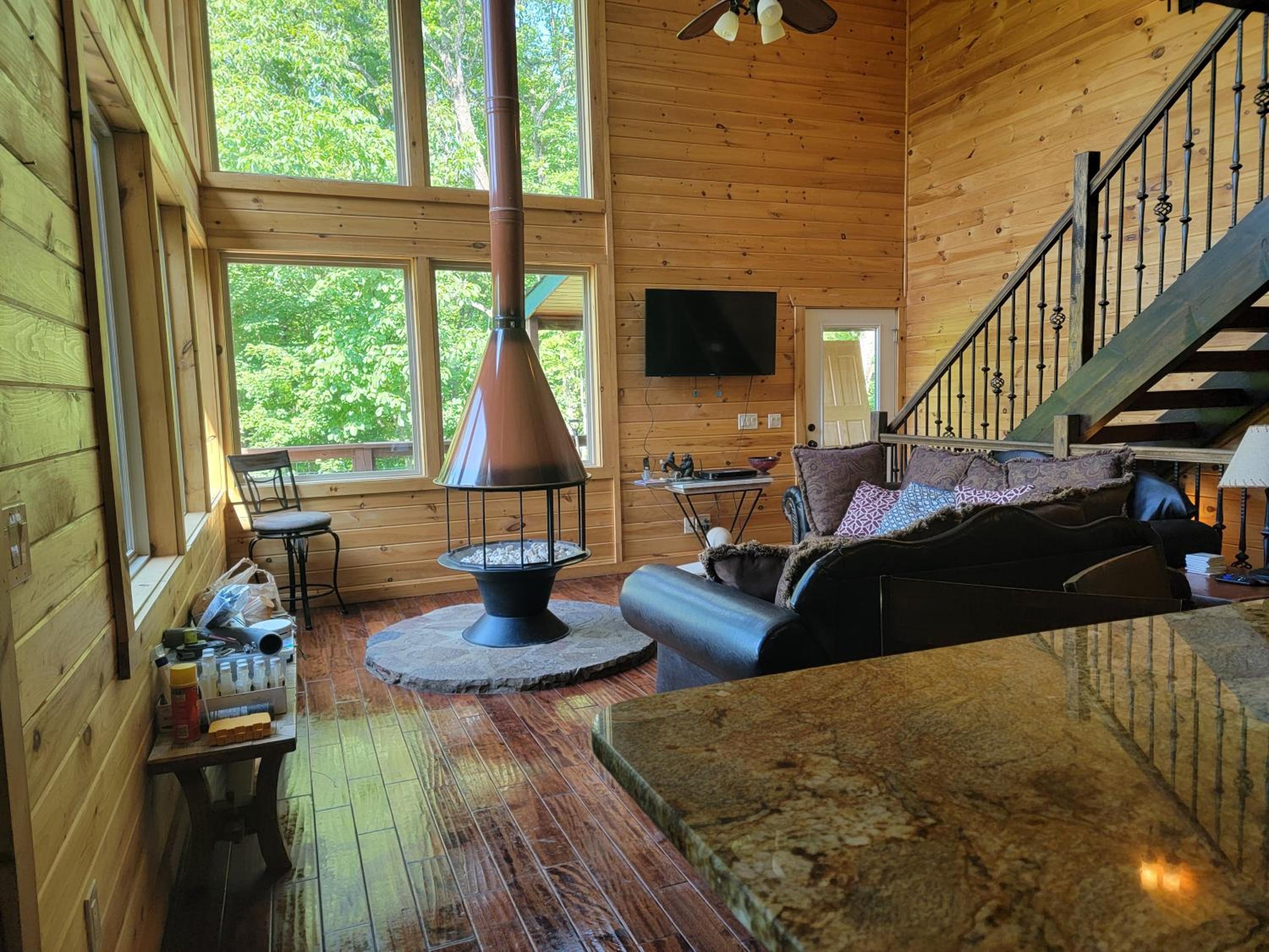 Bear Necessities, Luxury 5bd MTN VIEWS, hot tub, many bear sightings view 3