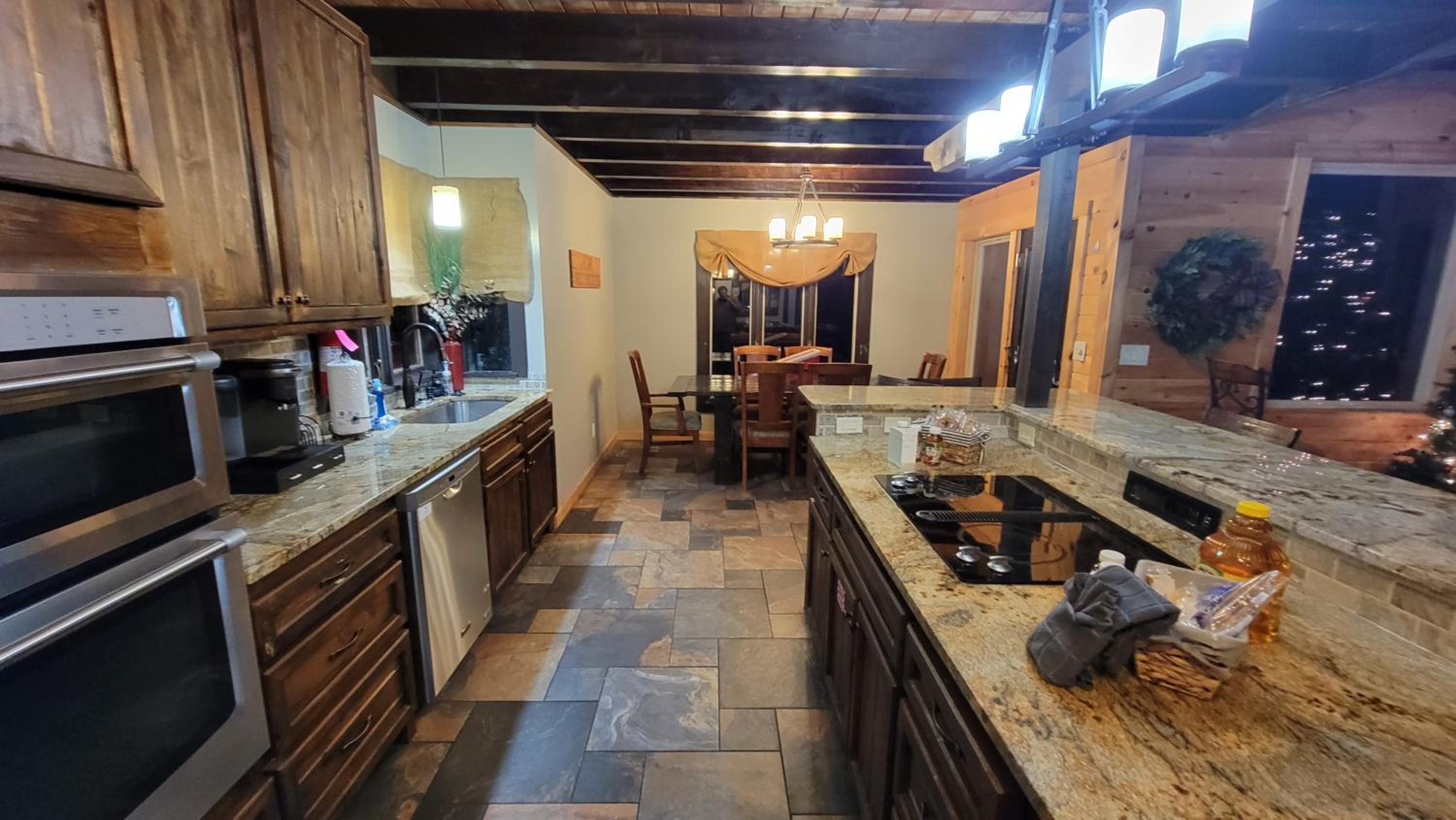 Bear Necessities, Luxury 5bd MTN VIEWS, hot tub, many bear sightings view 2
