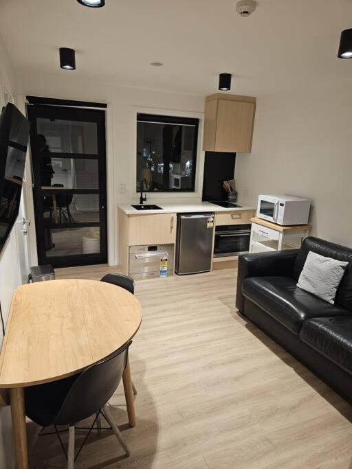 1Brd Apt in Central Queenstown view 3