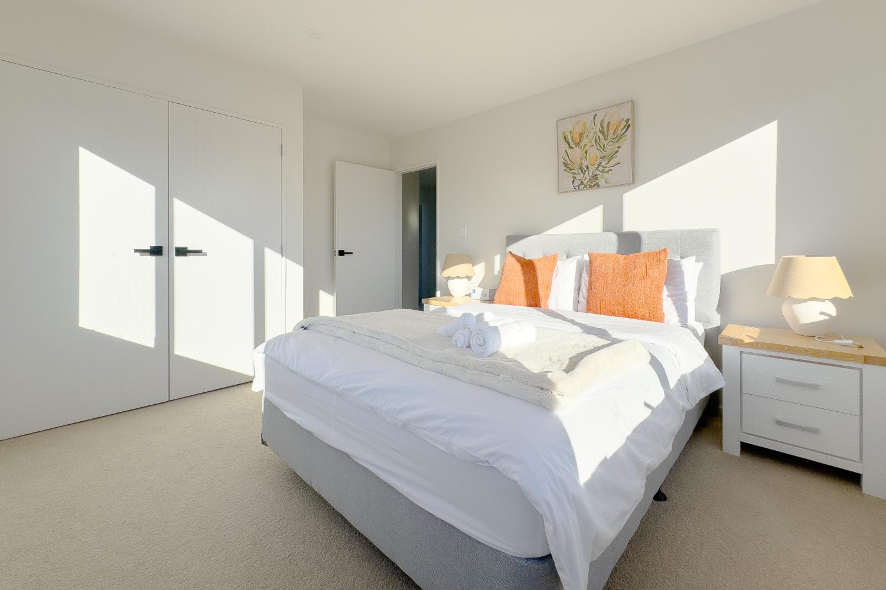 Stunning Three bedroom Unit in Forrest Hill view 2
