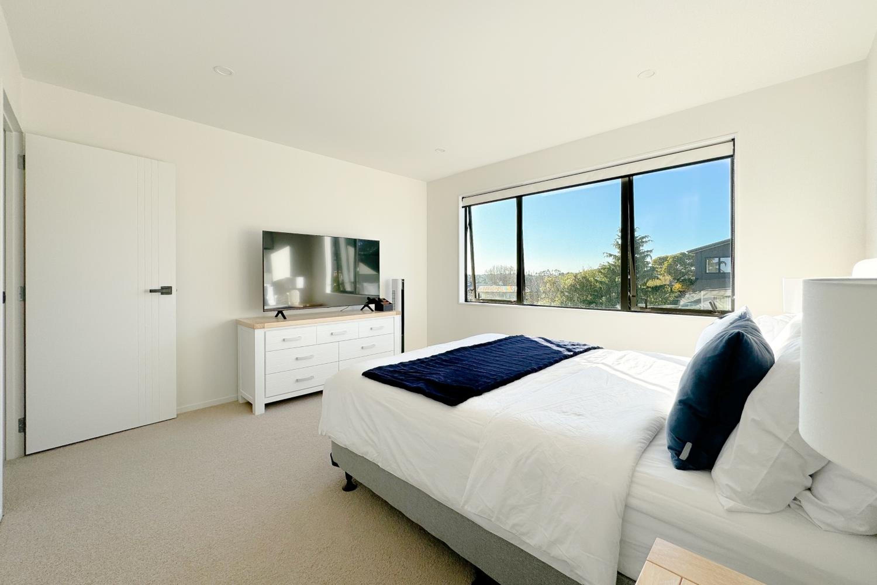 Stunning Three bedroom Unit in Forrest Hill view 4