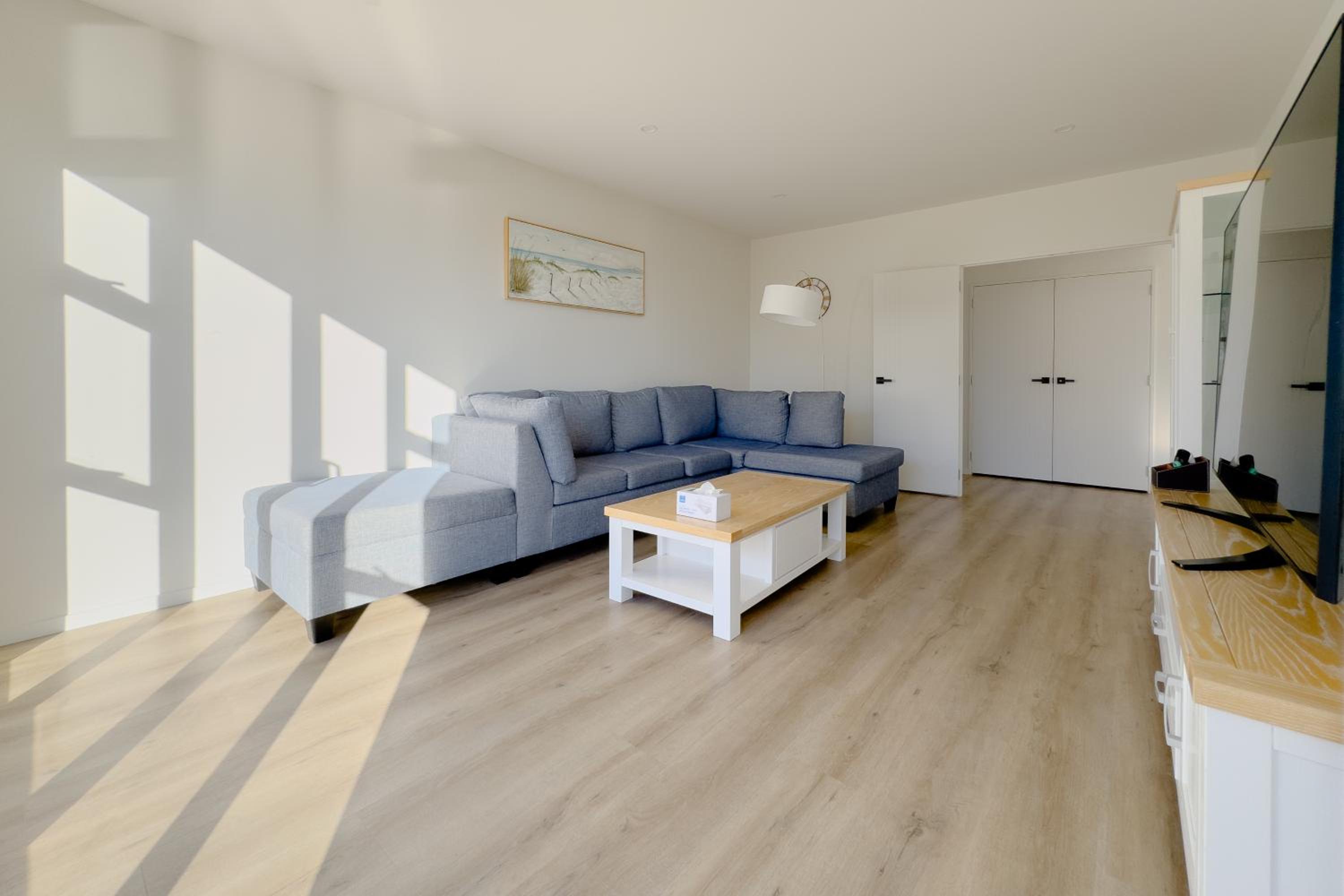 Stunning Three bedroom Unit in Forrest Hill view 5