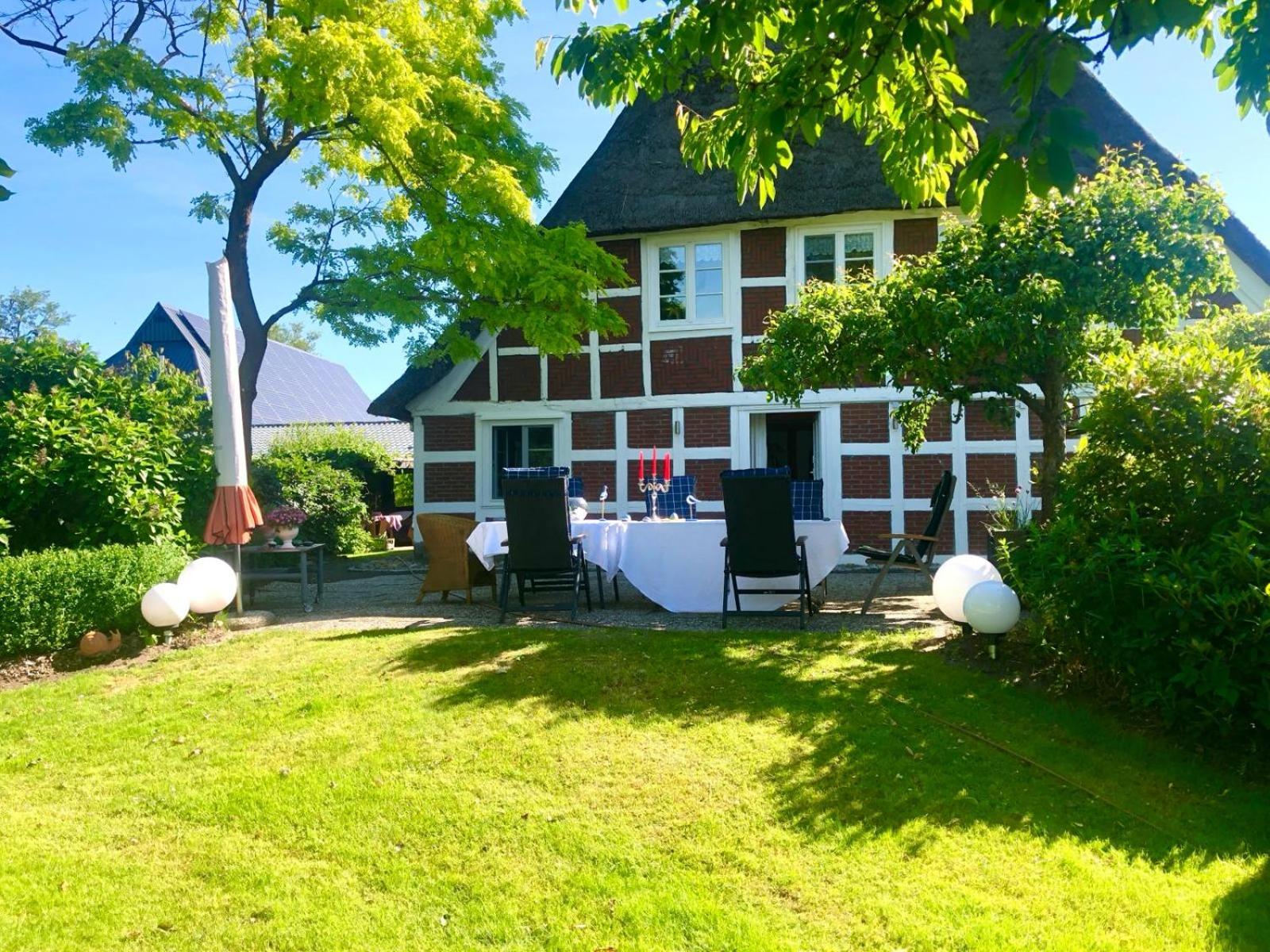 Luxus-Landhaus Nordsee, Sommer-Pool, Kaminofen, große Terrasse, Grill, 2 Schlafzimmer, Küche, Bad, WLAN,