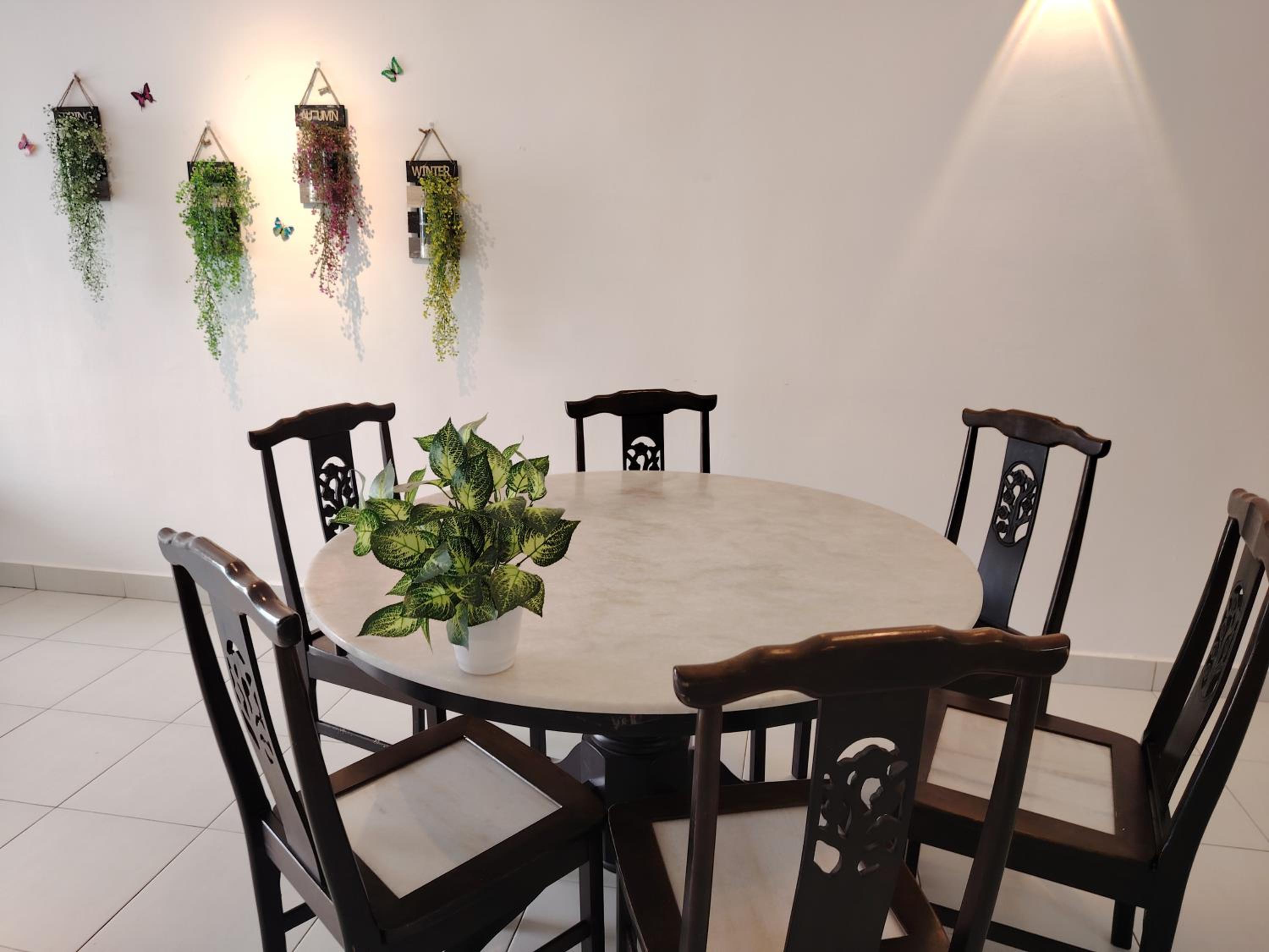 Maison Inn - Affordable Sleeps 6 to 13 near Tebrau AEON & Toppen