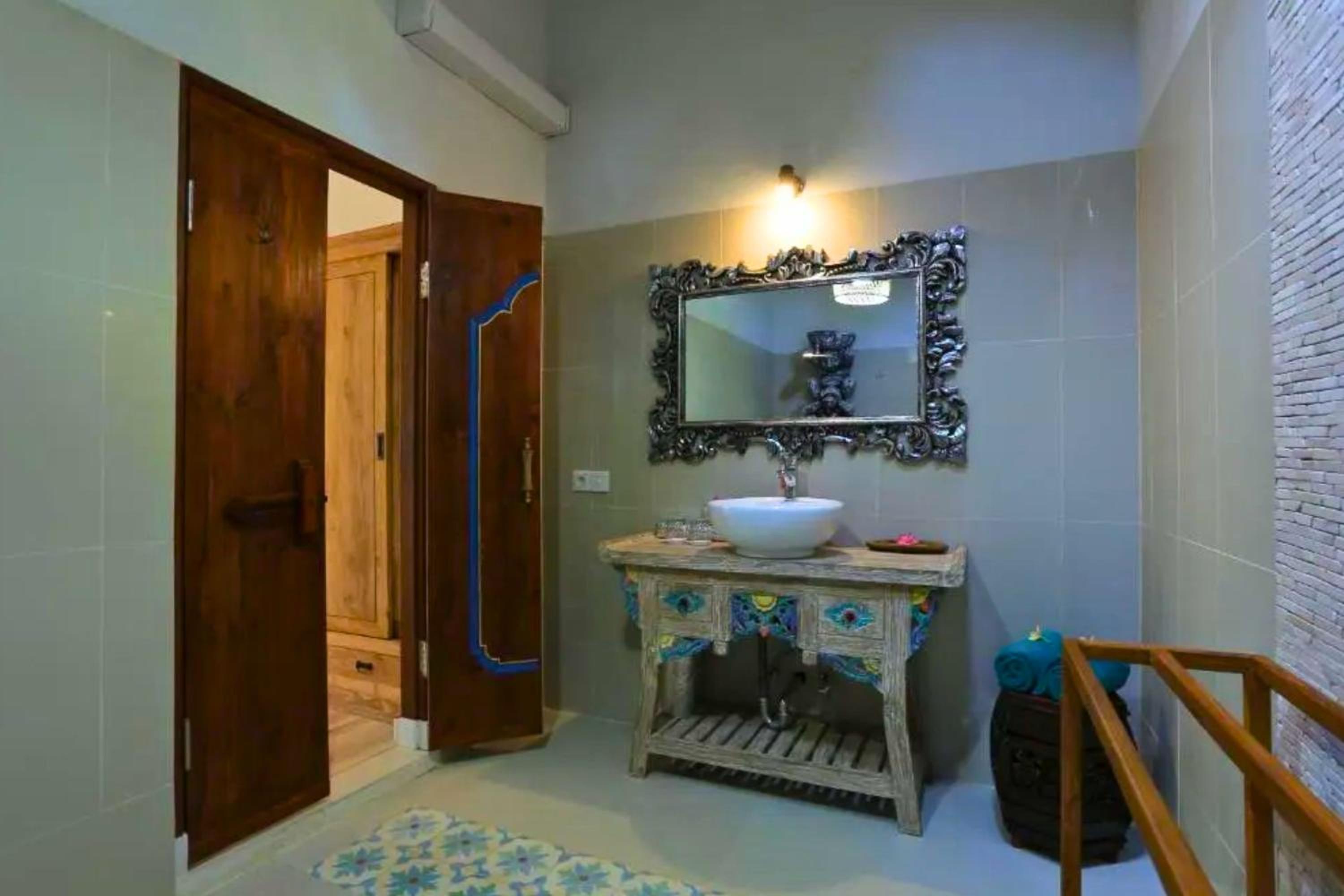 Dyeva 1 BR Quirky Garden Room Double view 5