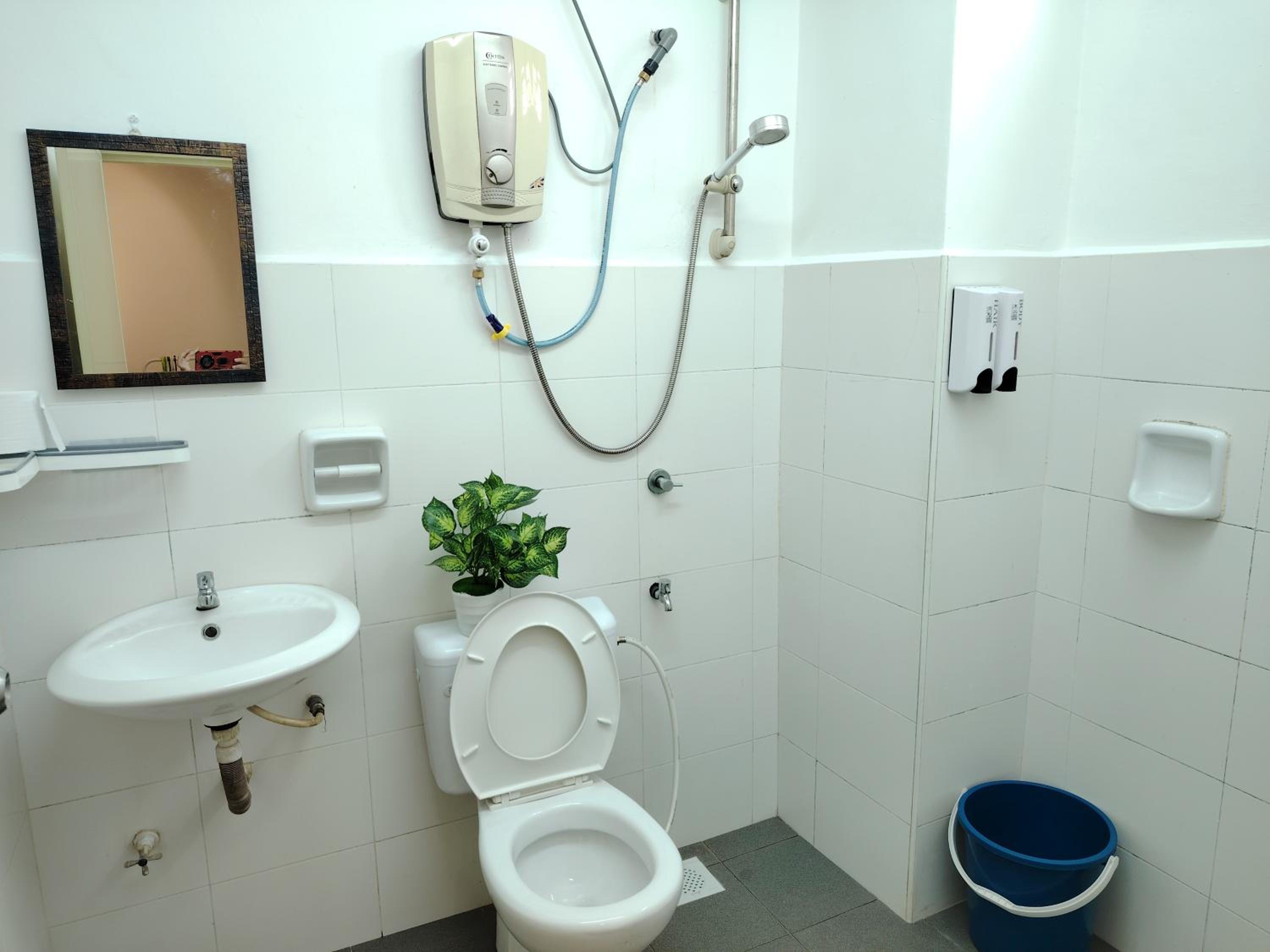 Maison Inn - Affordable Sleeps 6 to 13 near Tebrau AEON & Toppen