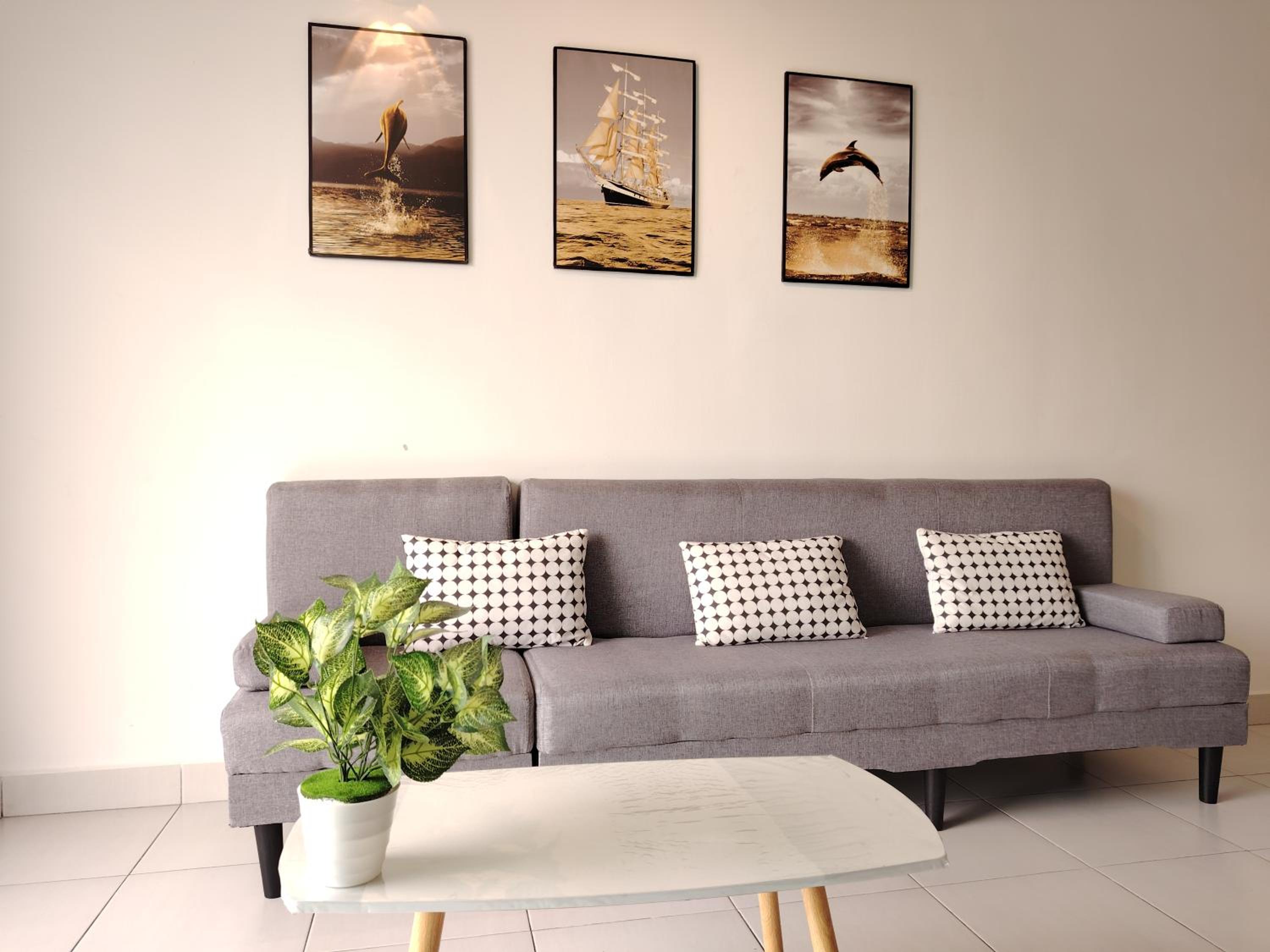 Maison Inn - Affordable Sleeps 6 to 13 near Tebrau AEON & Toppen