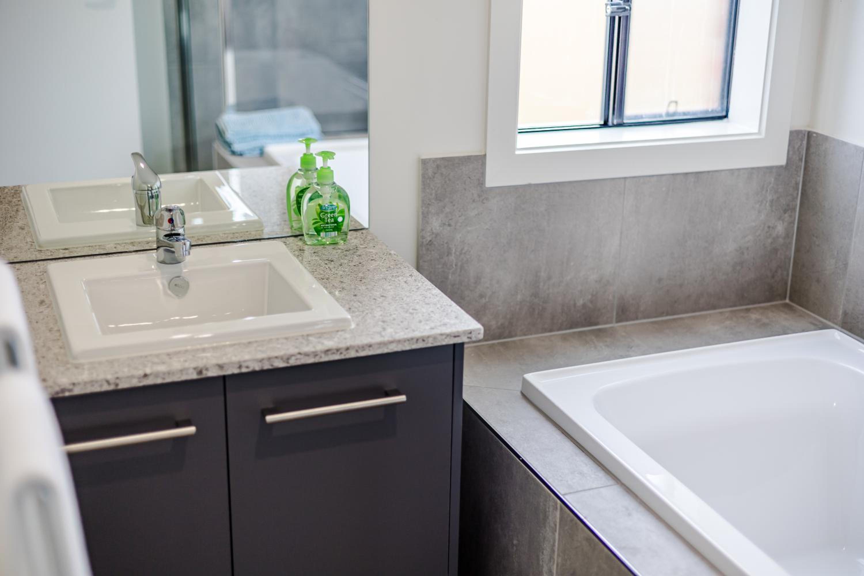 StayAU Charming 4BR Retreat in Wyndham Vale