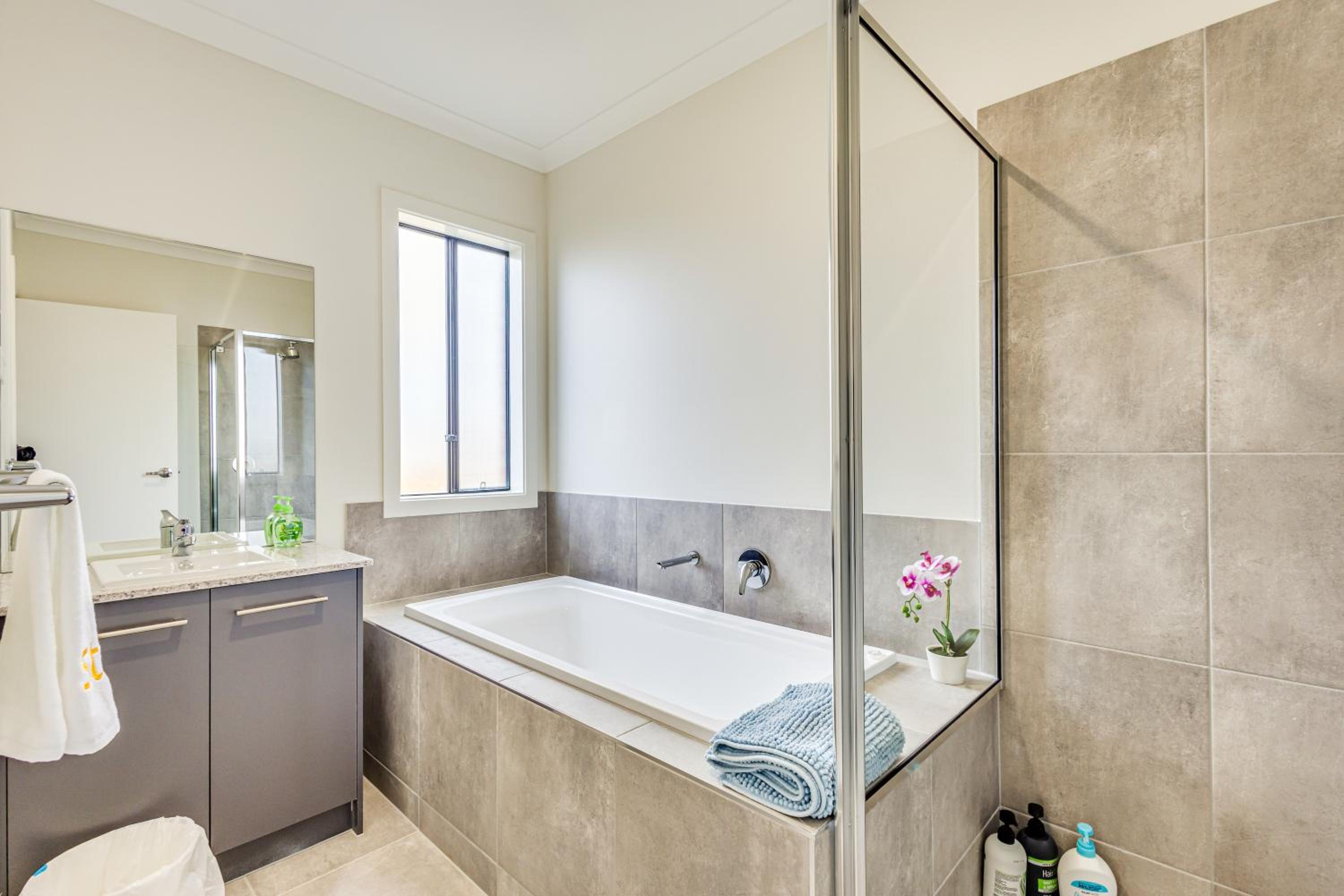 StayAU Charming 4BR Retreat in Wyndham Vale