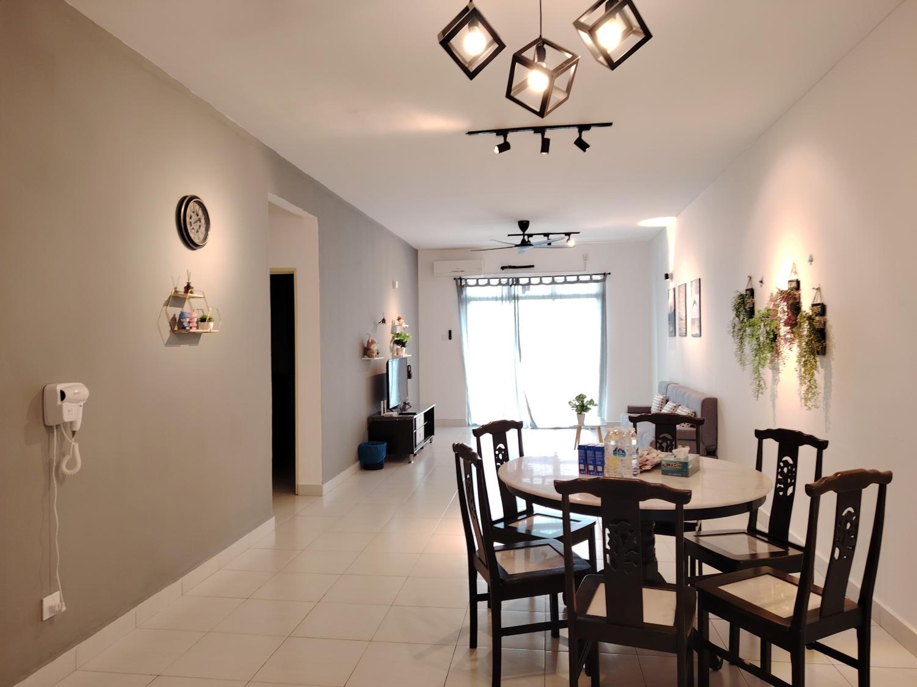 Maison Inn - Affordable Sleeps 6 to 13 near Tebrau AEON & Toppen
