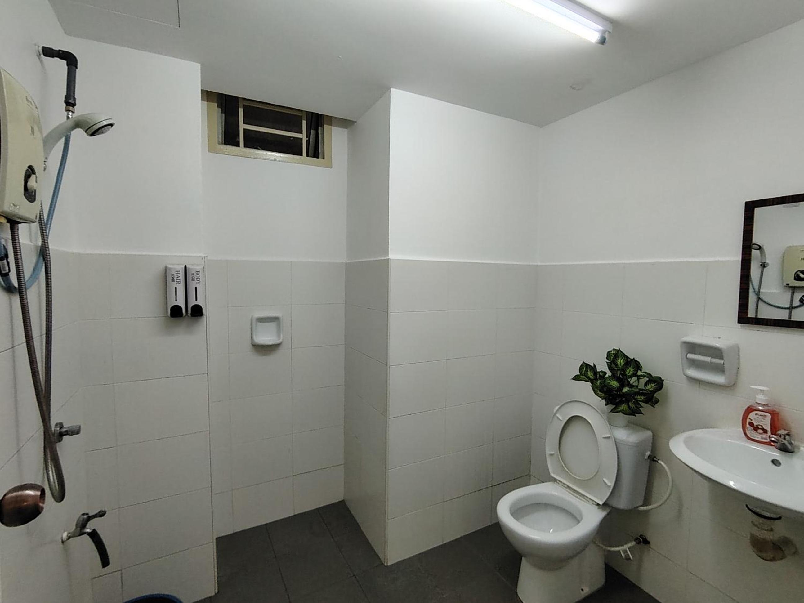 Maison Inn - Affordable Sleeps 6 to 13 near Tebrau AEON & Toppen