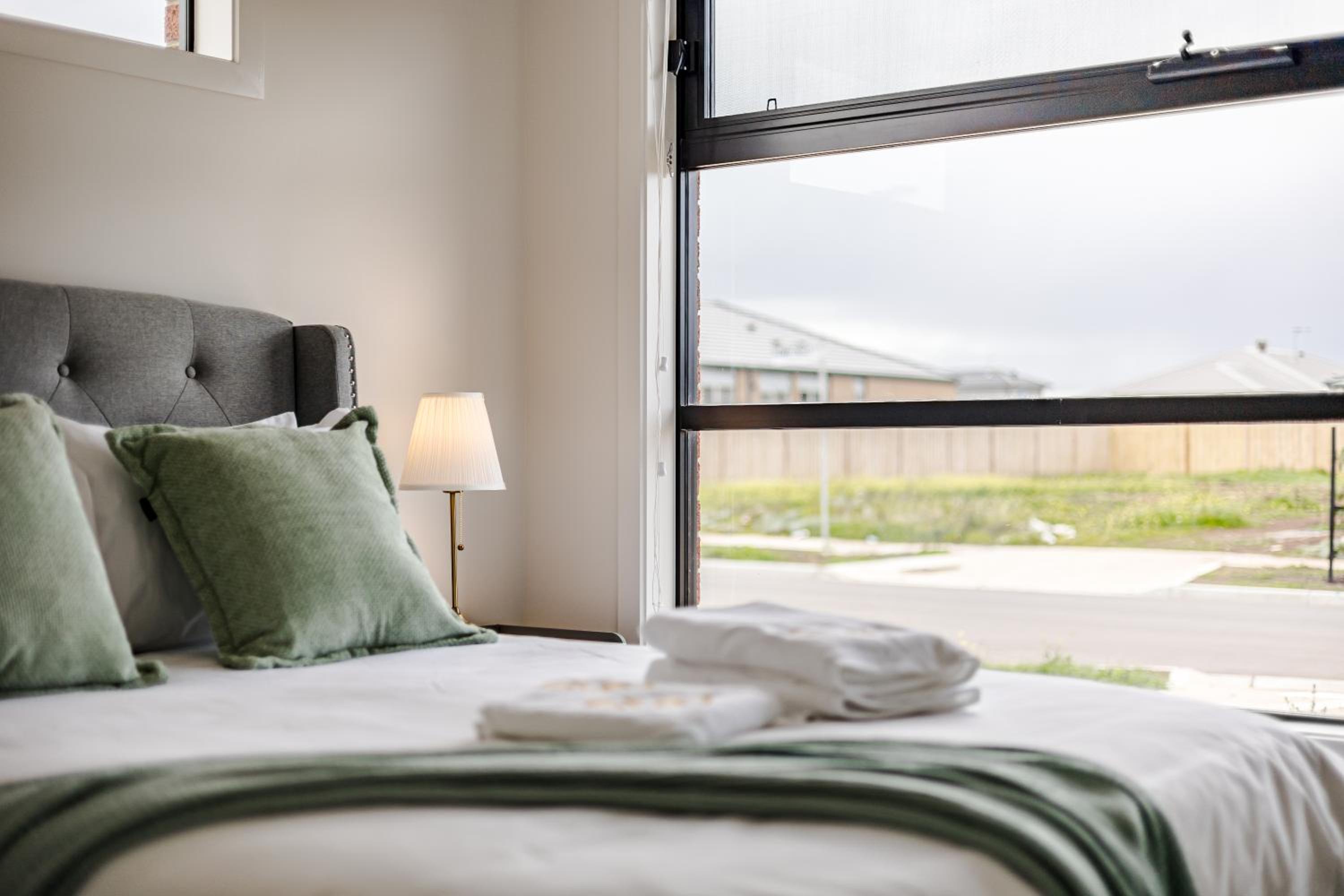 StayAU Charming 4BR Retreat in Wyndham Vale