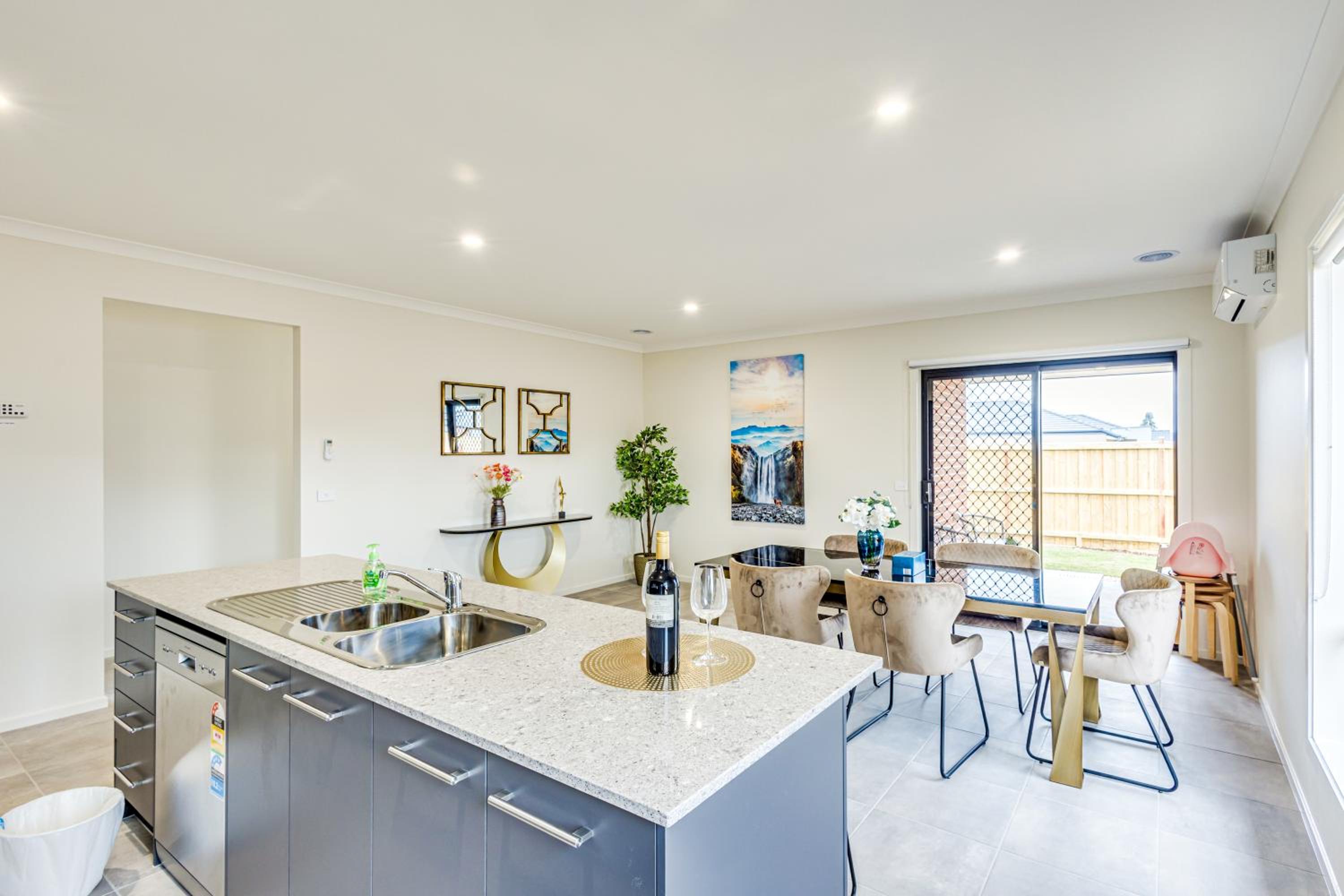 StayAU Charming 4BR Retreat in Wyndham Vale