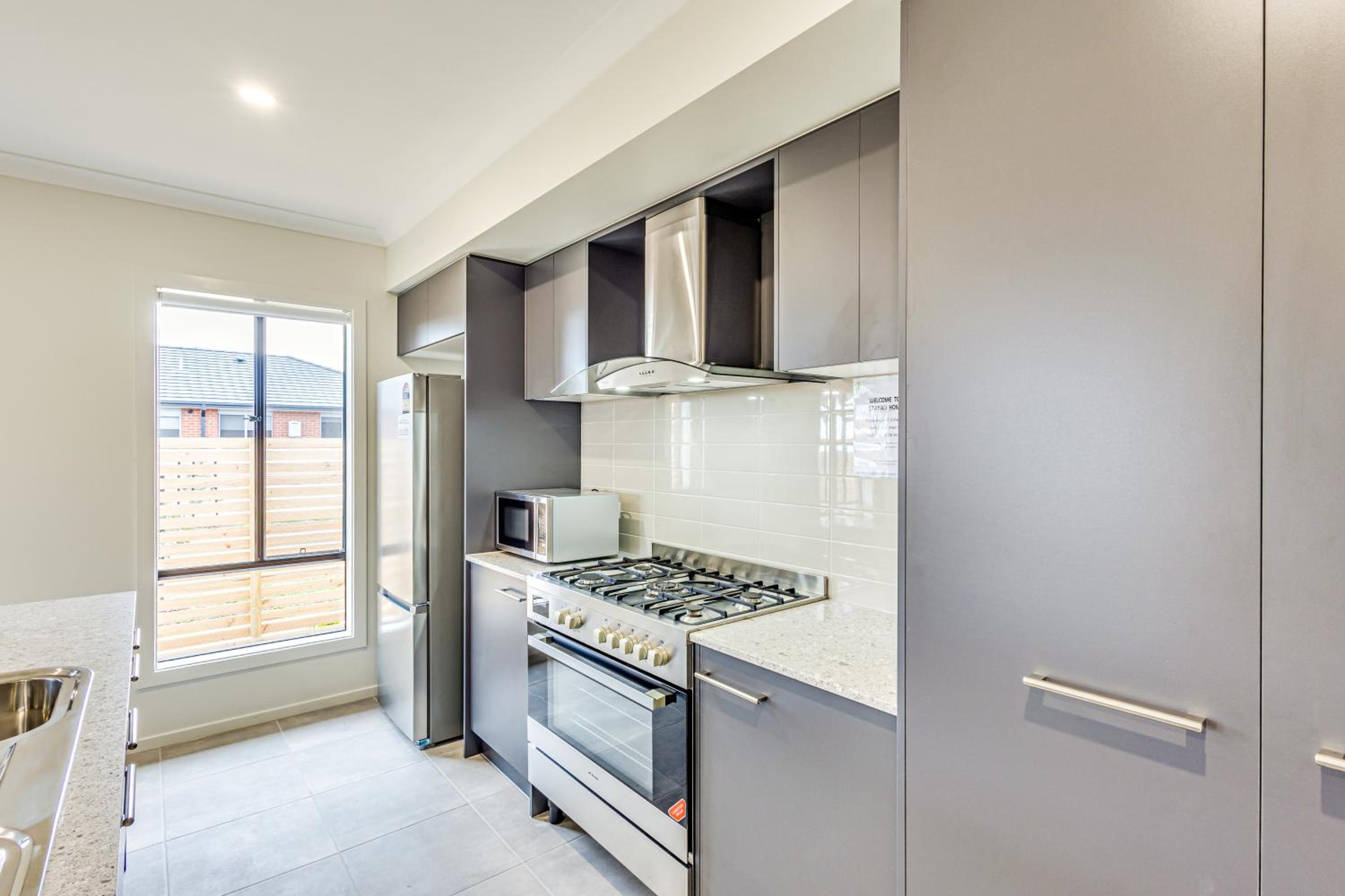 StayAU Charming 4BR Retreat in Wyndham Vale