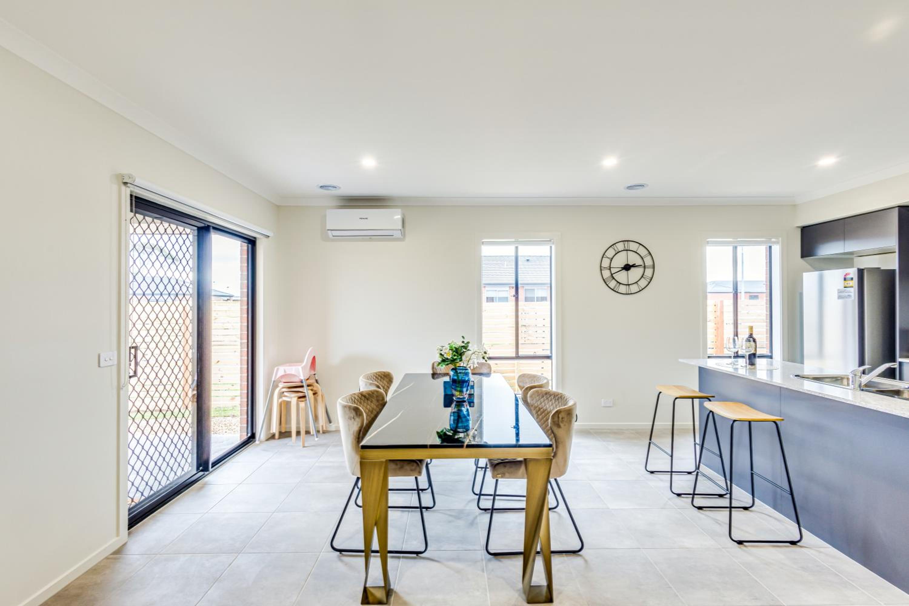 StayAU Charming 4BR Retreat in Wyndham Vale