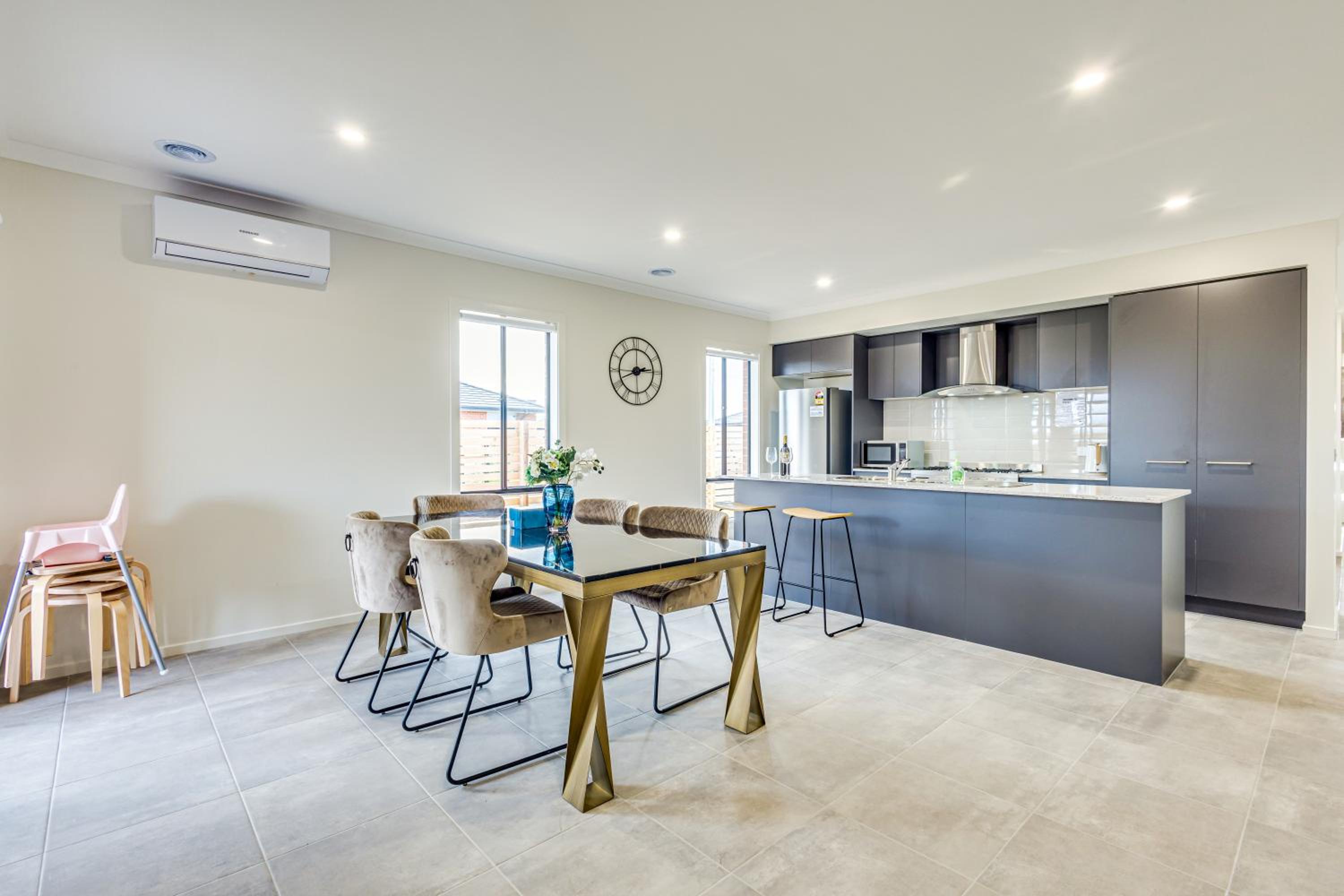 StayAU Charming 4BR Retreat in Wyndham Vale
