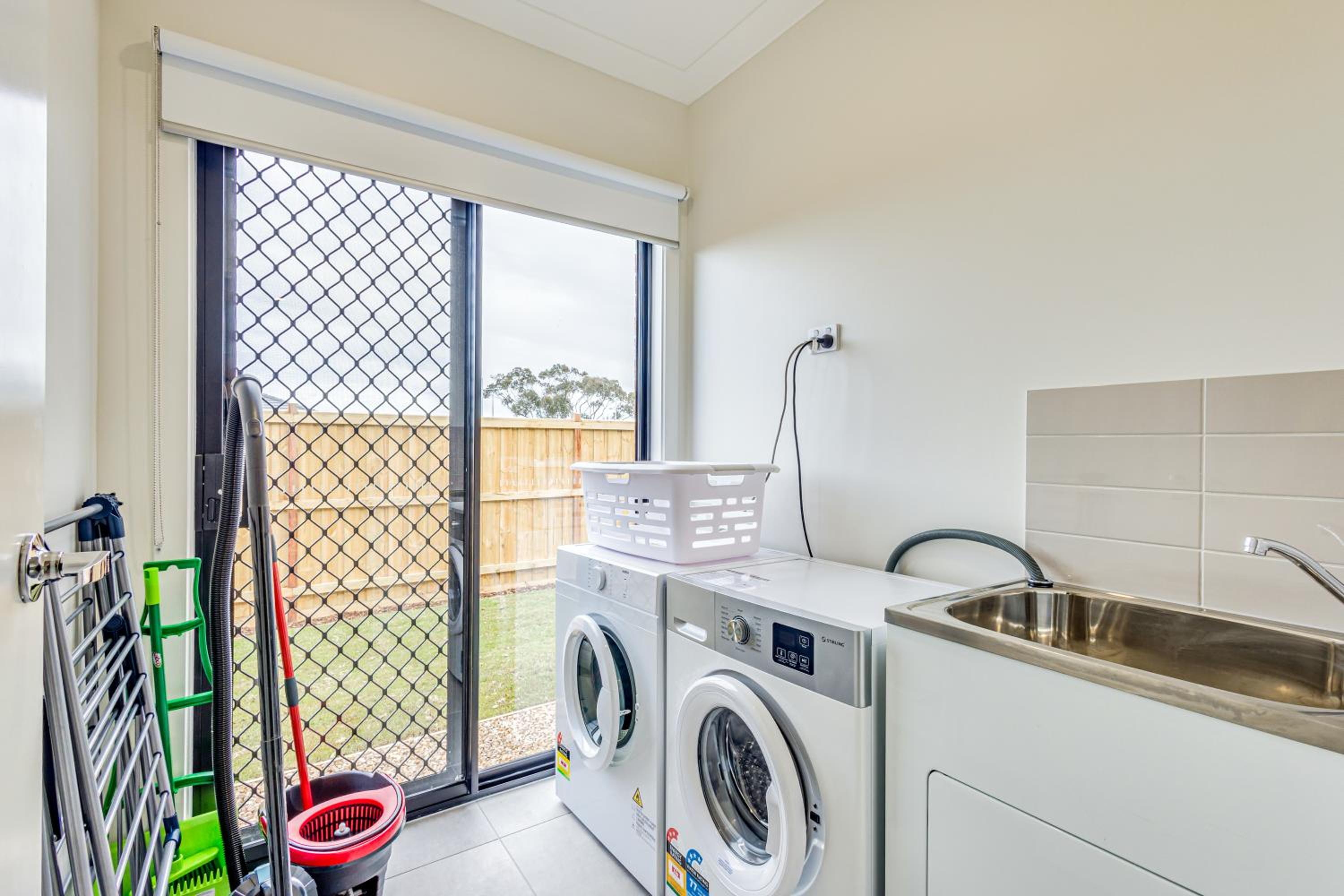StayAU Charming 4BR Retreat in Wyndham Vale