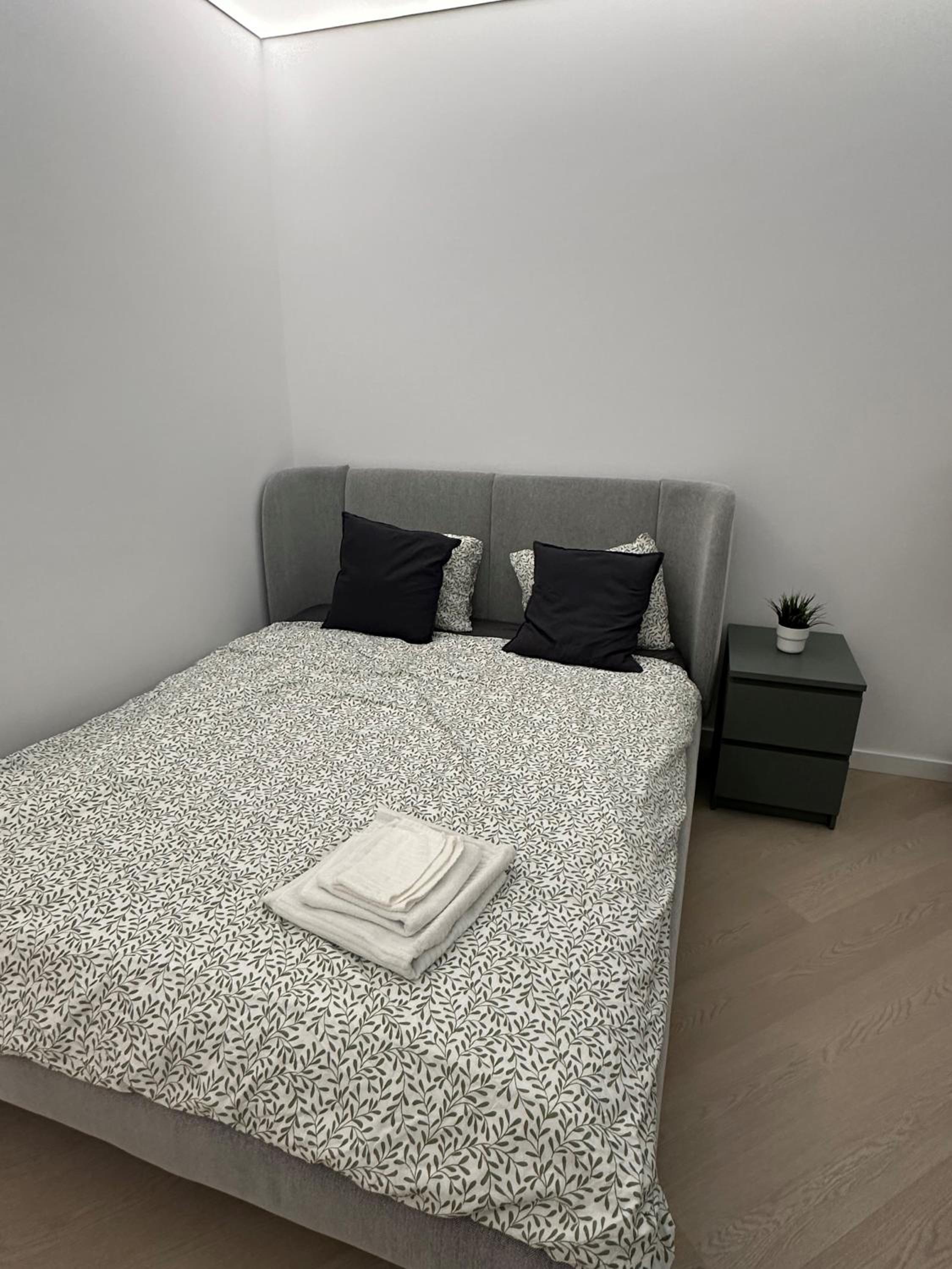 Cortina North New Luxury Apartment with Parking- Self Check in