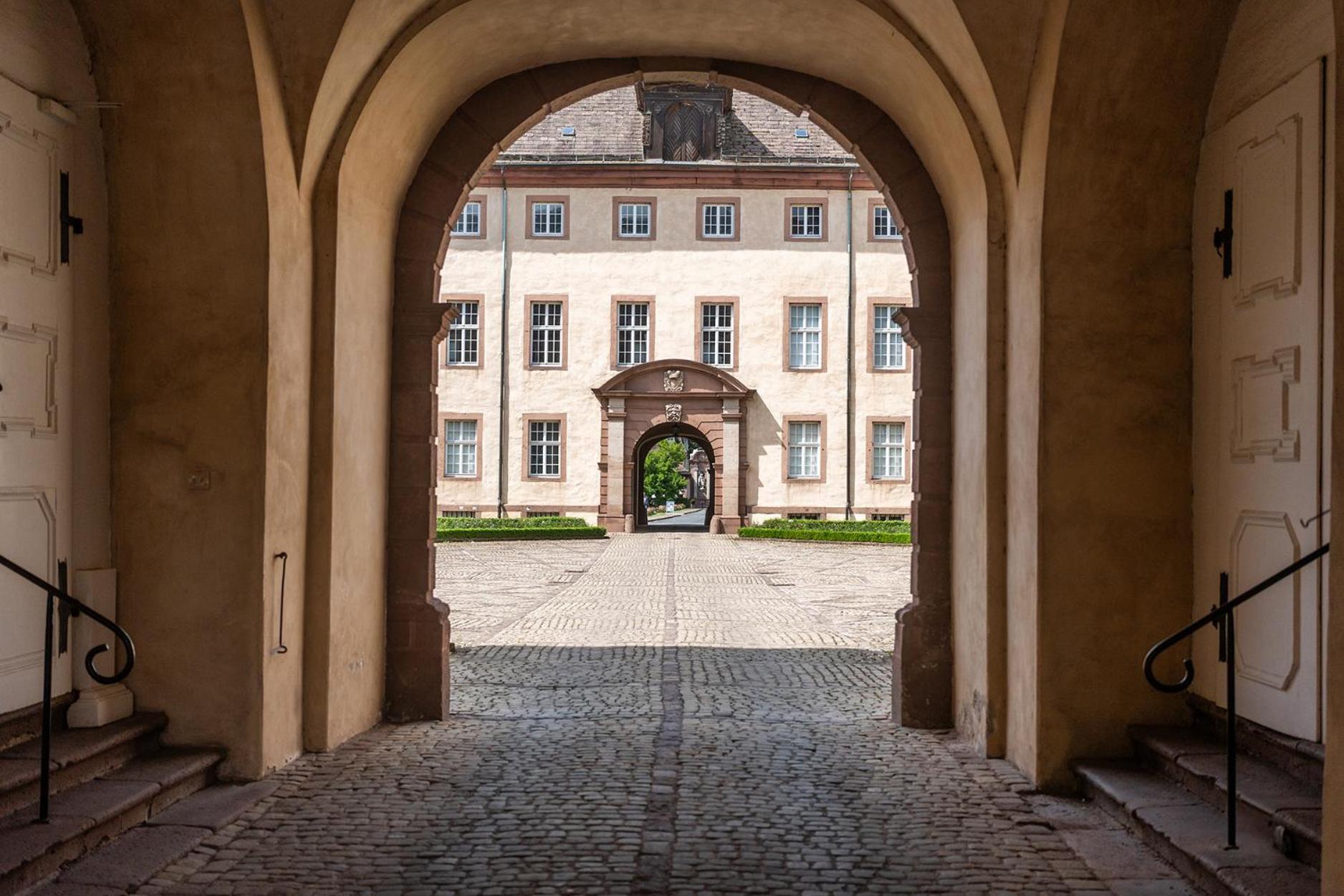 Luxus wohnen im Schloss Corvey für 1-6 Gäste im UNESCO Weltkulturerbe Höxter Weserbergland free W-Lan Parken Netflix für Familien Paare und Geschäftsreisen