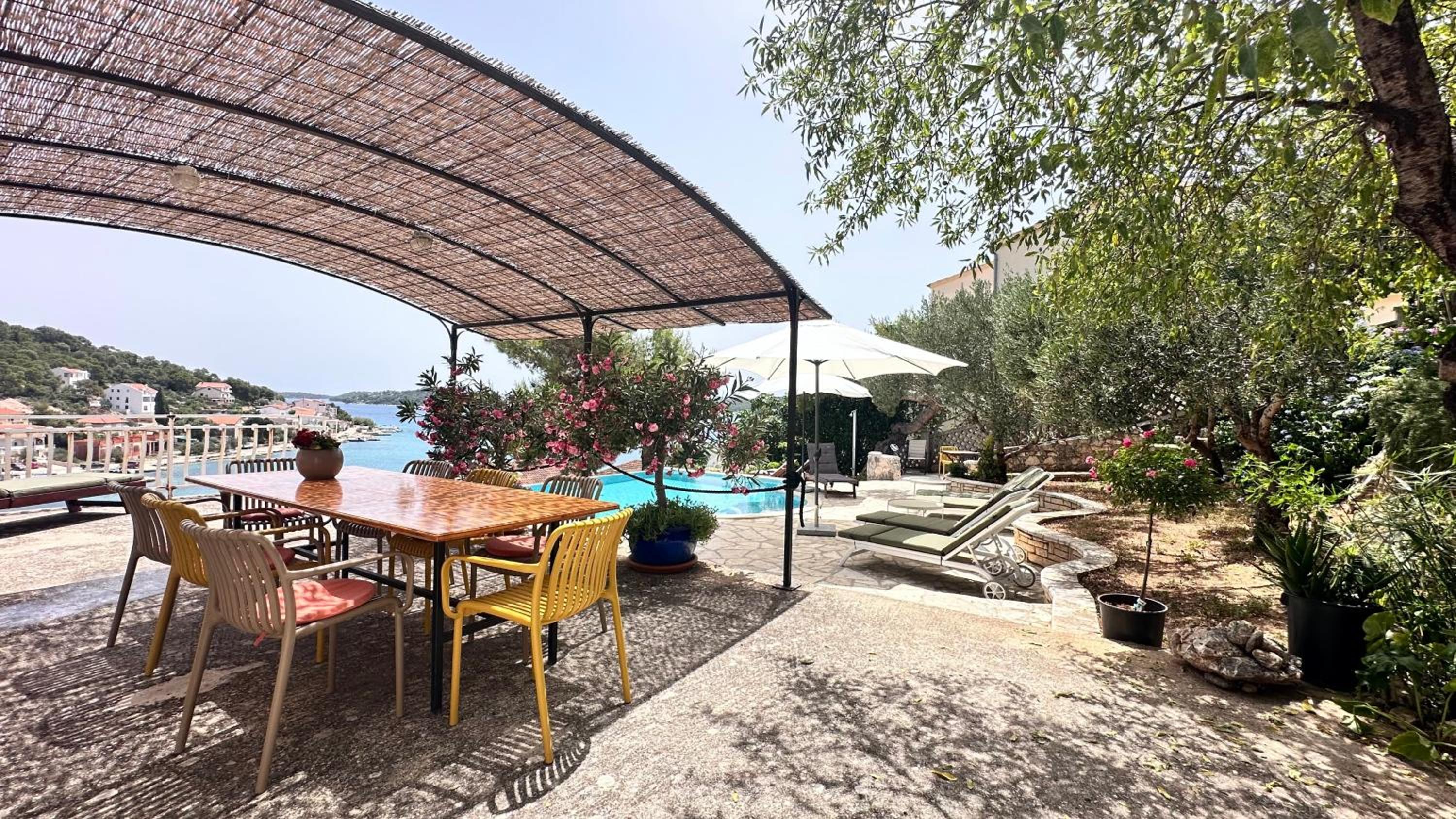 Villa Paladin - Spacious Villa with Pool near Garden Resort - 7 Min walk