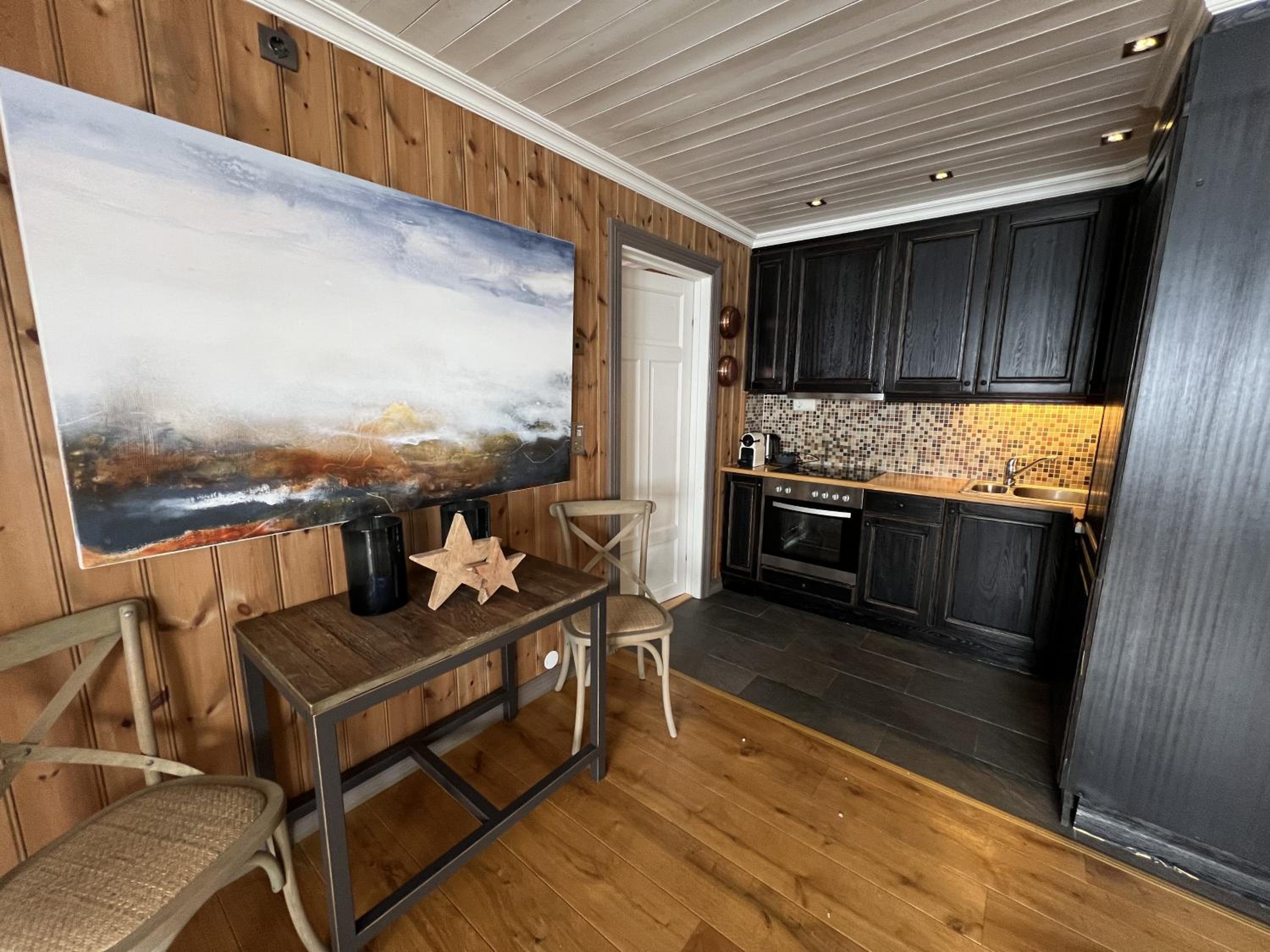 Cozy Apartment With Stunning Mountain Views view 4