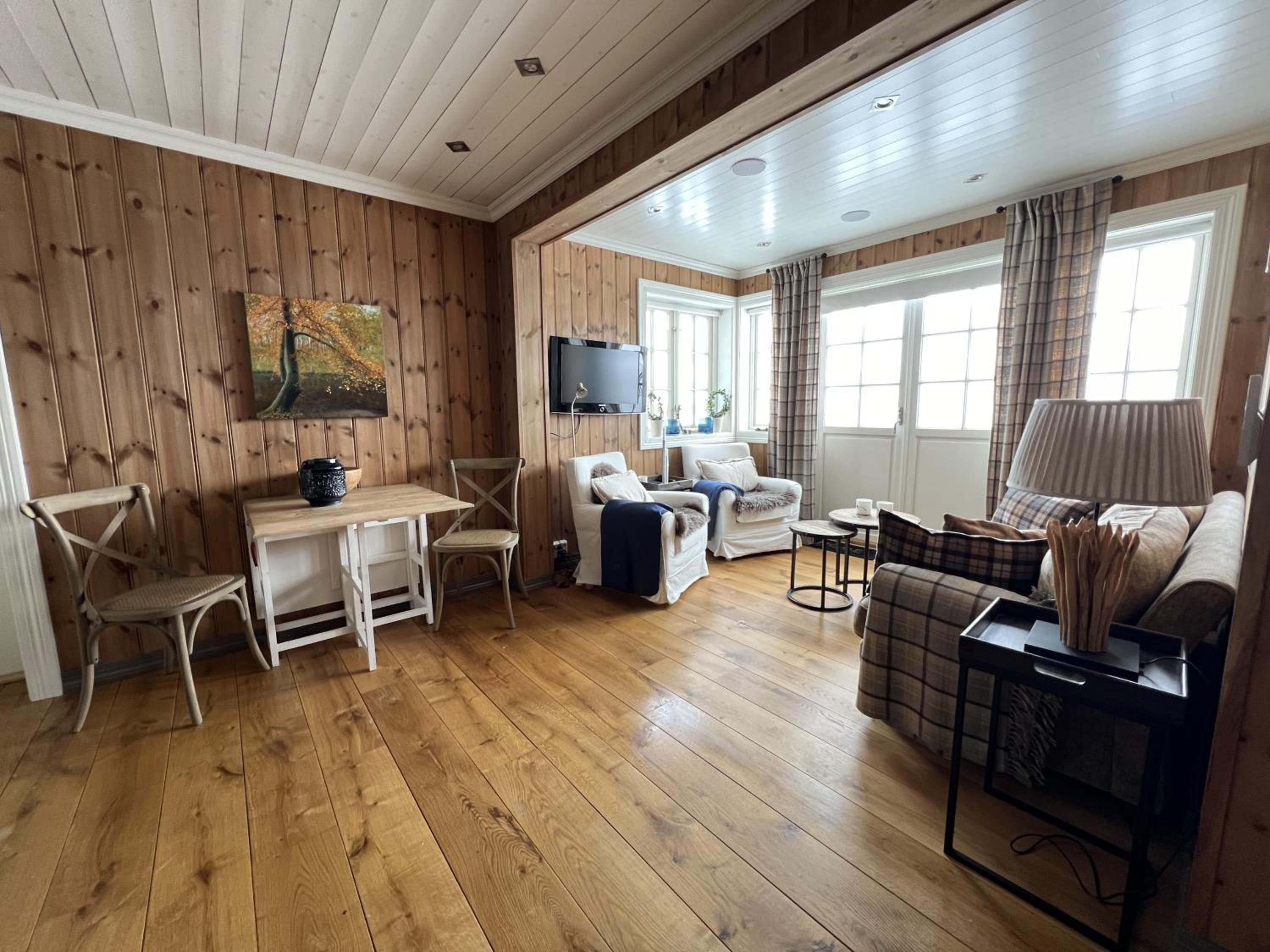 Cozy Apartment With Stunning Mountain Views view 2