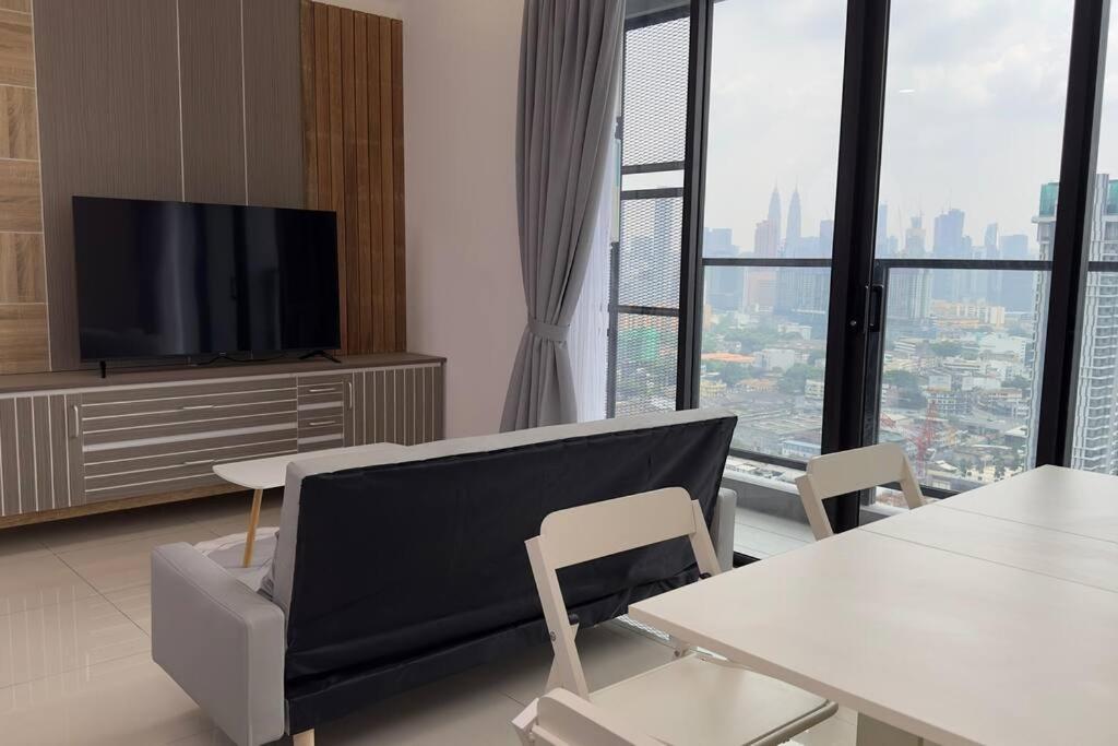 Luxury 2BR 2BR KLCC view service suites Trion A2610 KL