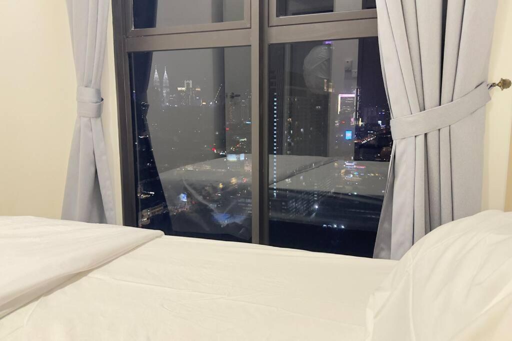 Luxury 2BR 2BR KLCC view service suites Trion A2610 KL